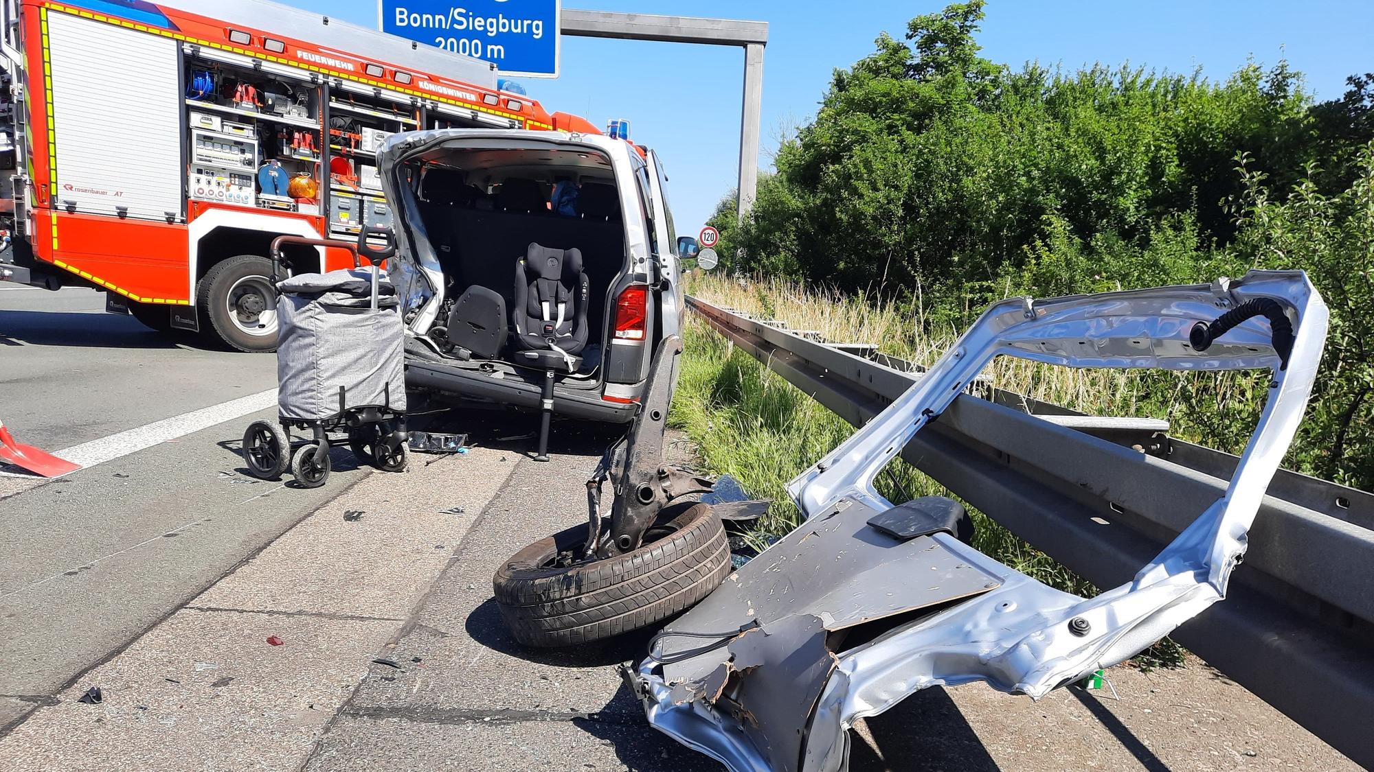 Nach einem Unfall mit einem VW-Bus kurz vor dem Autobahnkreuz Bonn-Siegburg ist die A3 bei Hennef-Dambroich gesperrt worden.