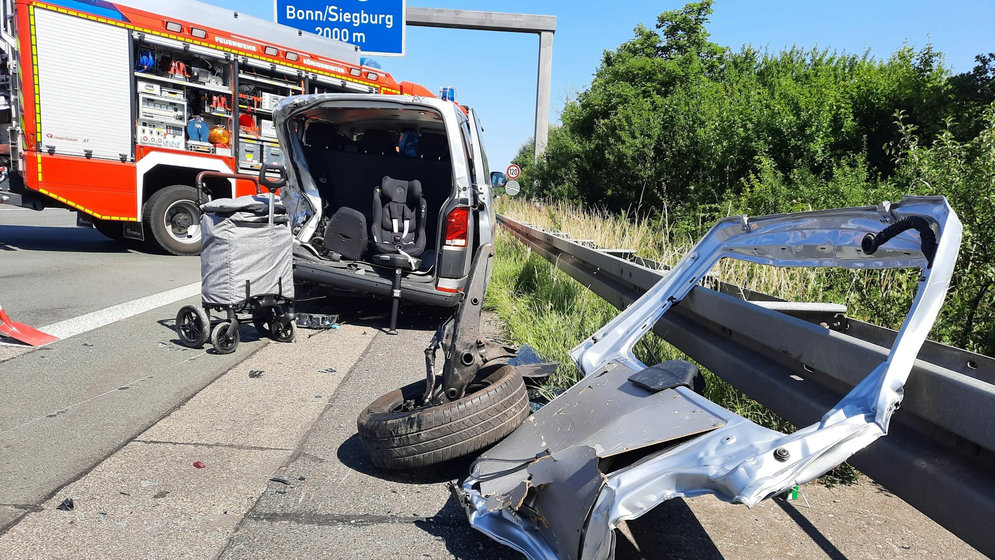 Nach einem Unfall mit einem VW-Bus kurz vor dem Autobahnkreuz Bonn-Siegburg ist die A3 bei Hennef-Dambroich gesperrt worden.