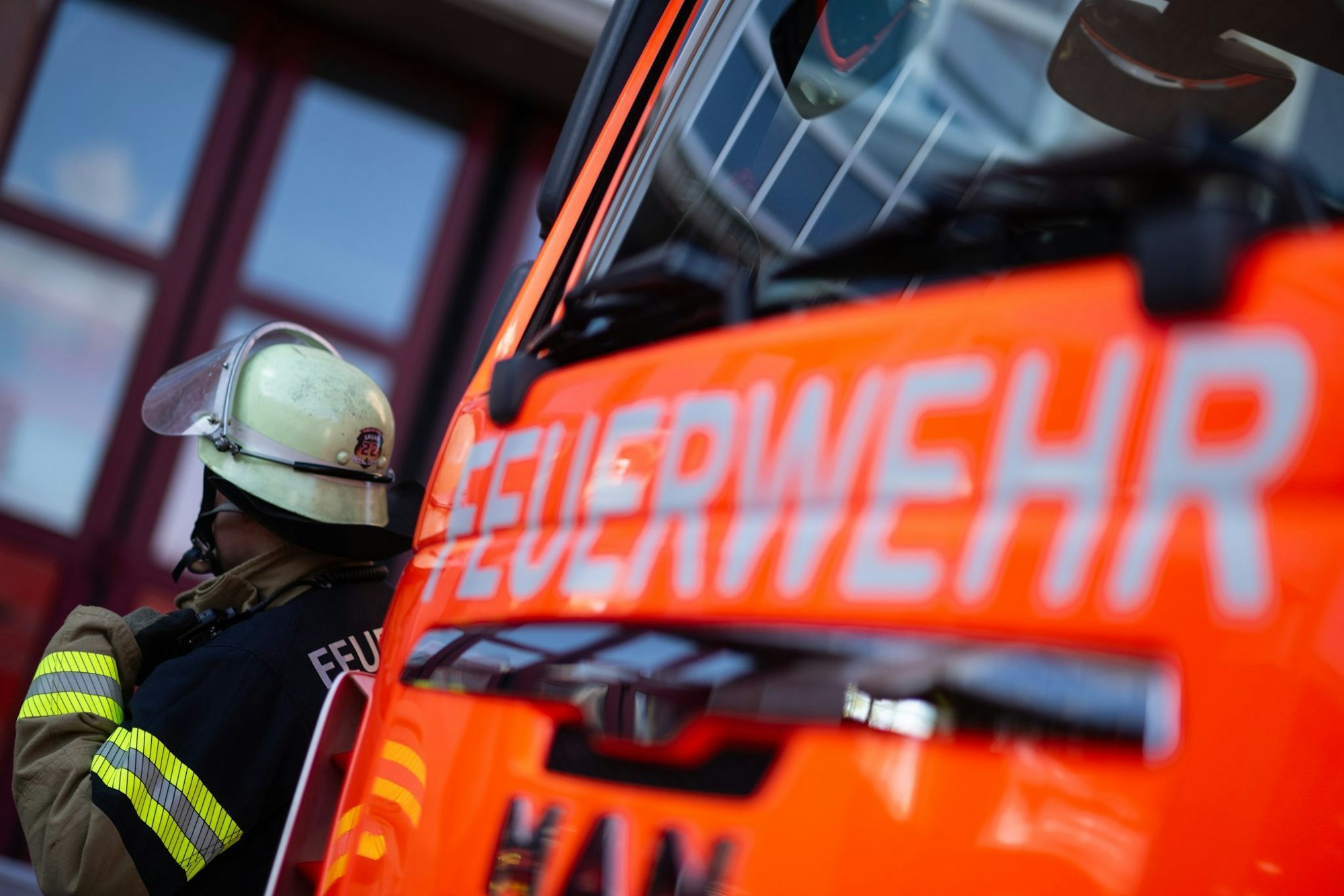 Mehrere Feuerwehrtrupps mit Atemschutz suchten in dem Haus nach Menschen. (Symbolbild)