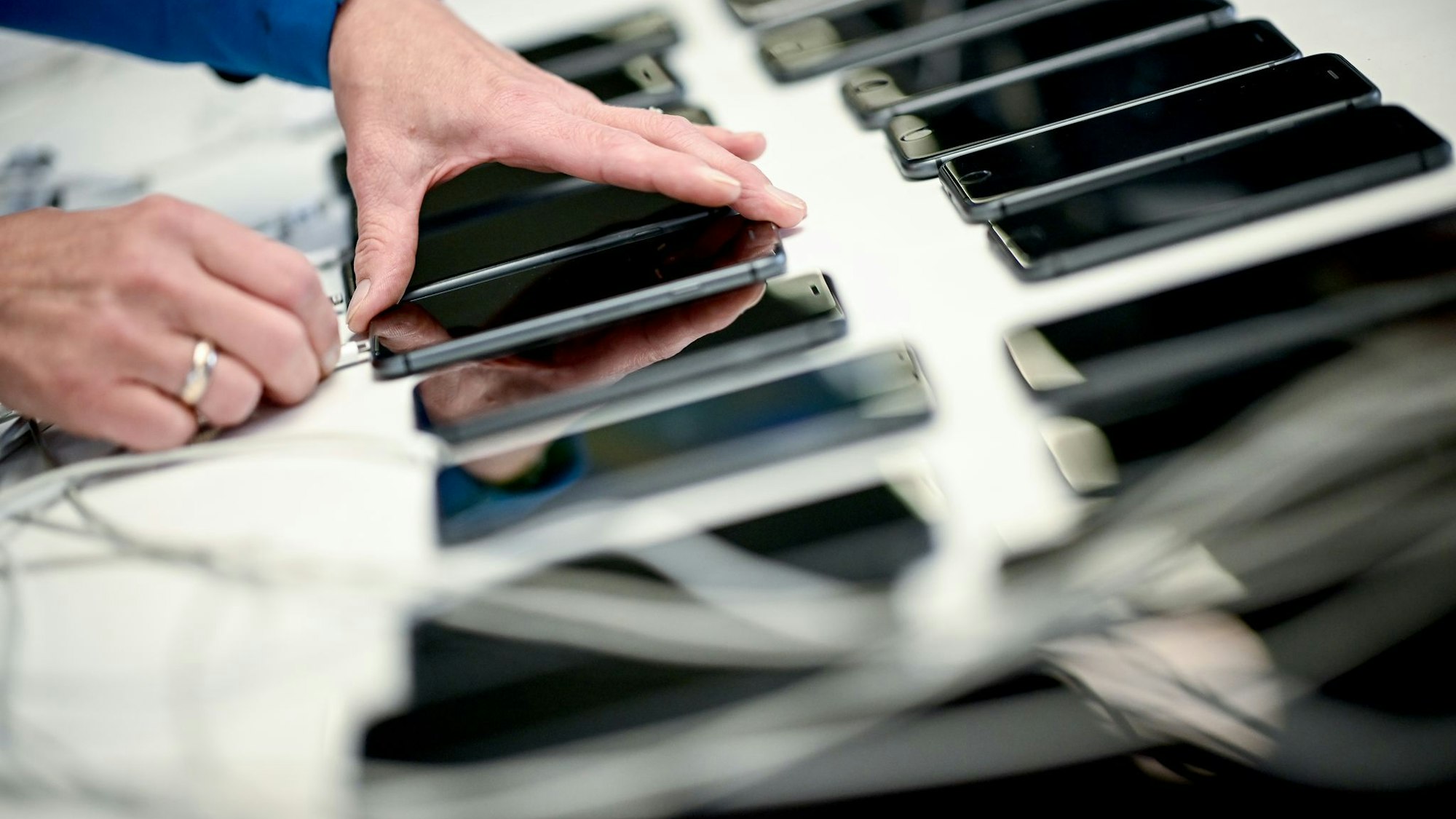 Verbraucherinnen und Verbraucher sollen Smartphones in Zukunft besser vergleichen können. (Symbolbild)