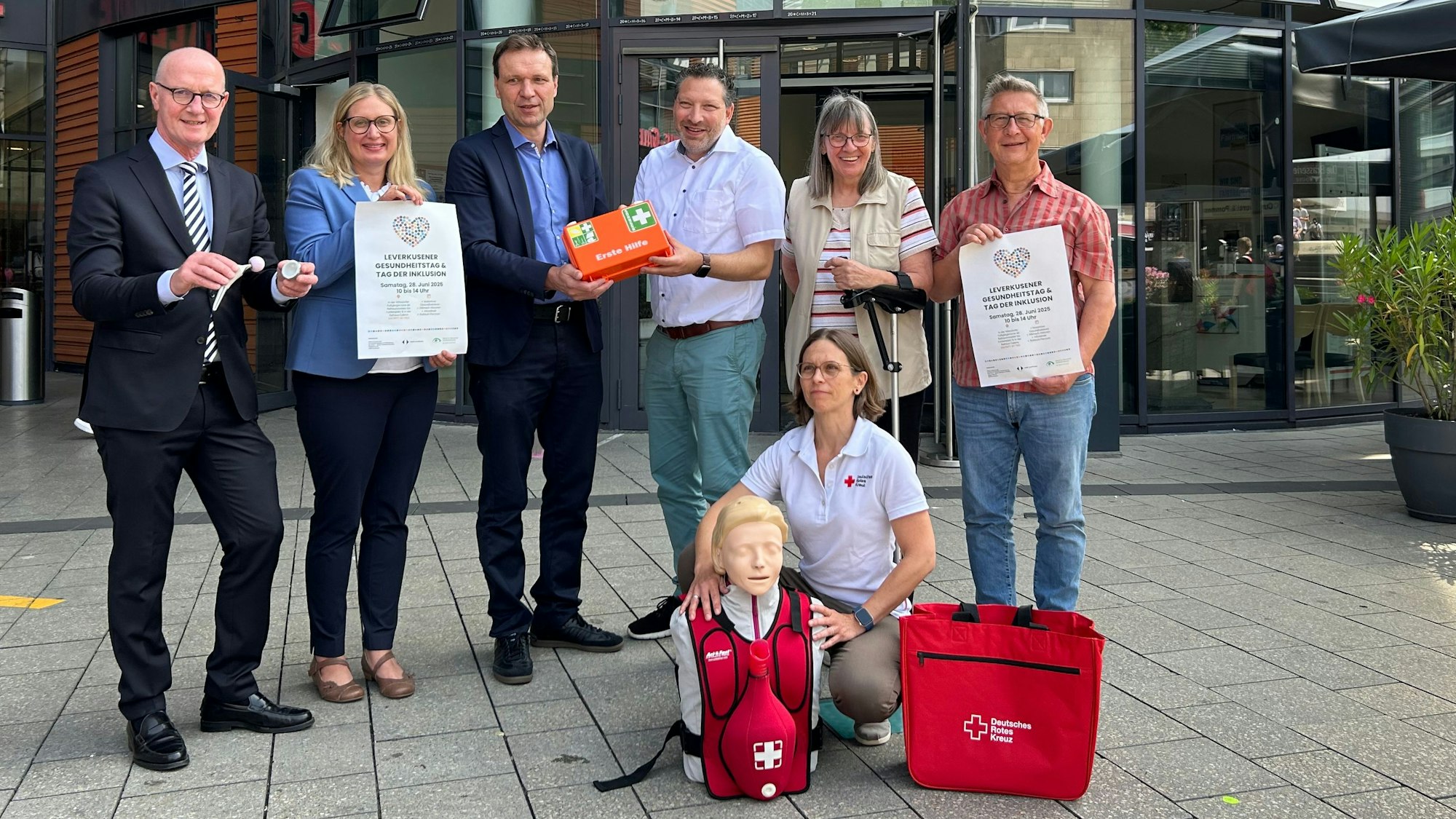 Menschen vor dem Rathaus