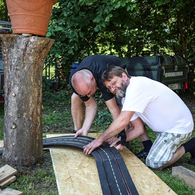 Zwei Männer mit Carrerabahn