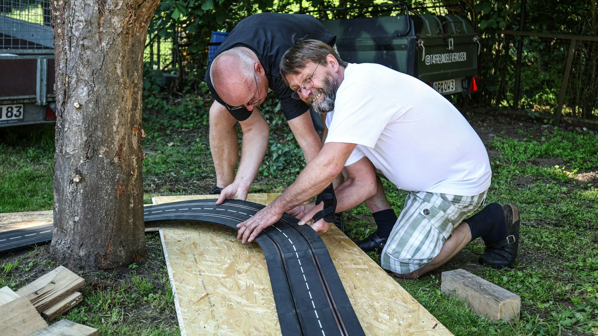 Zwei Männer mit Carrerabahn