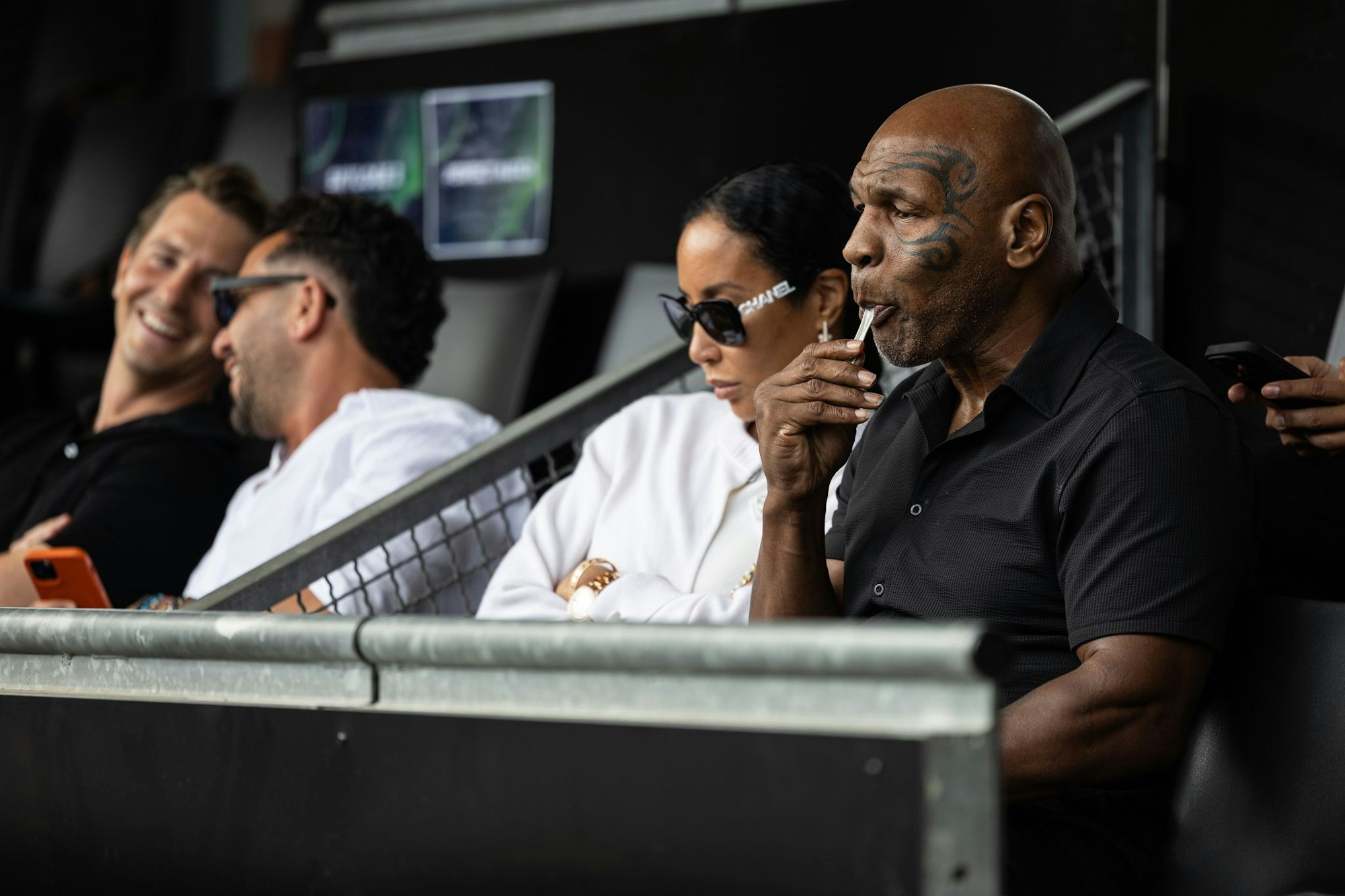 Mike Tyson gönnt sich beim Berliner Tennisturnier ein Eis.