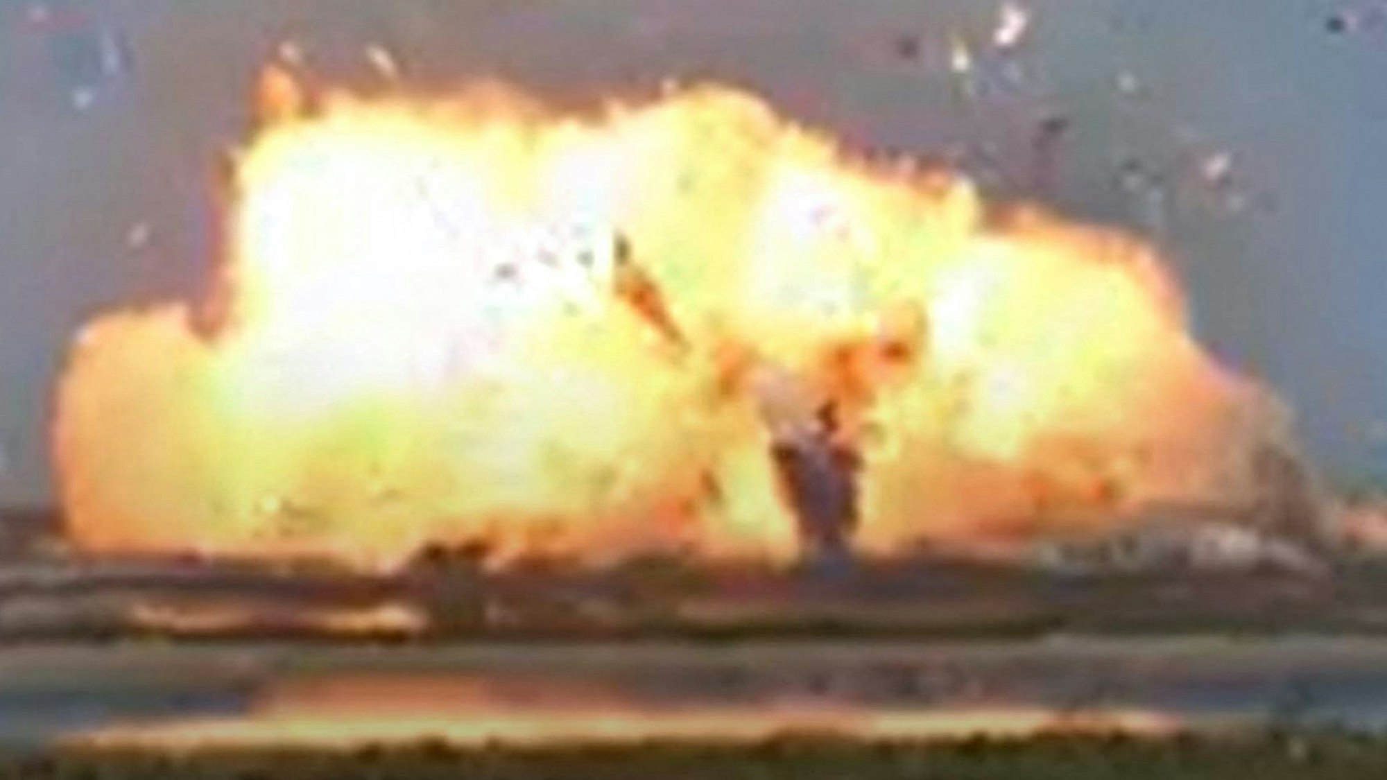 Ein Screenshot zeigt die Explosion einer SpaceX-Rakete im Jahr 2021. Nun ist erneut eine der Raketen bei einem Test in Texas explodiert. (Archivbild)