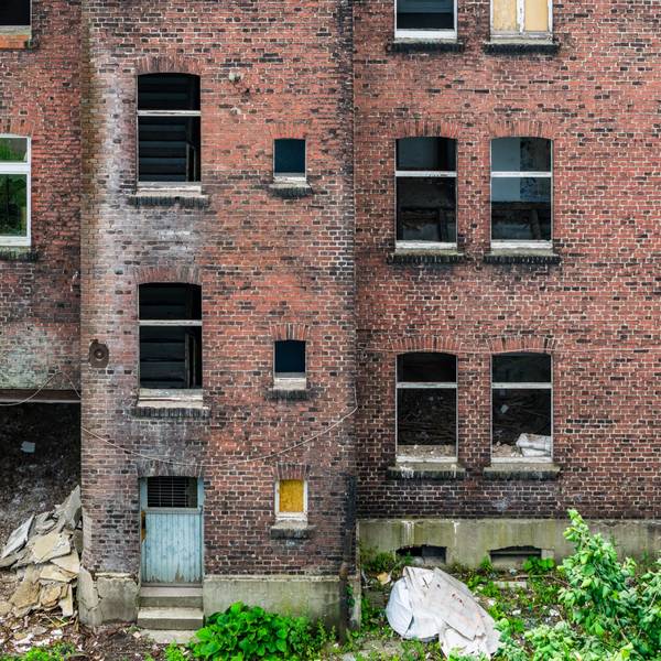 PRODUKTION - 09.06.2025, Nordrhein-Westfalen, Gelsenkirchen: Eine von sieben Problemimmobilien am Ahlmannshof, es fehlen zahlreiche Fenster im Haus. (Luftaufnahme mit einer Drohne) (zu dpa: «NRW will stärker gegen Schrottimmobilien vorgehen») Foto: Christoph Reichwein/dpa +++ dpa-Bildfunk +++
