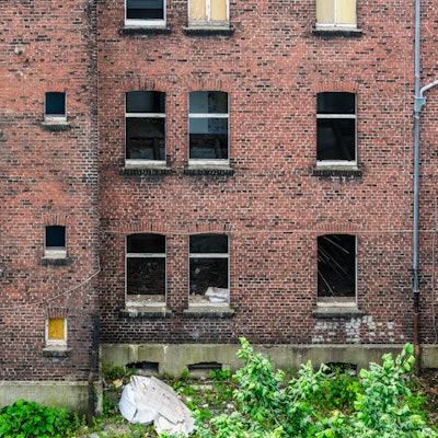PRODUKTION - 09.06.2025, Nordrhein-Westfalen, Gelsenkirchen: Eine von sieben Problemimmobilien am Ahlmannshof, es fehlen zahlreiche Fenster im Haus. (Luftaufnahme mit einer Drohne) (zu dpa: «NRW will stärker gegen Schrottimmobilien vorgehen») Foto: Christoph Reichwein/dpa +++ dpa-Bildfunk +++