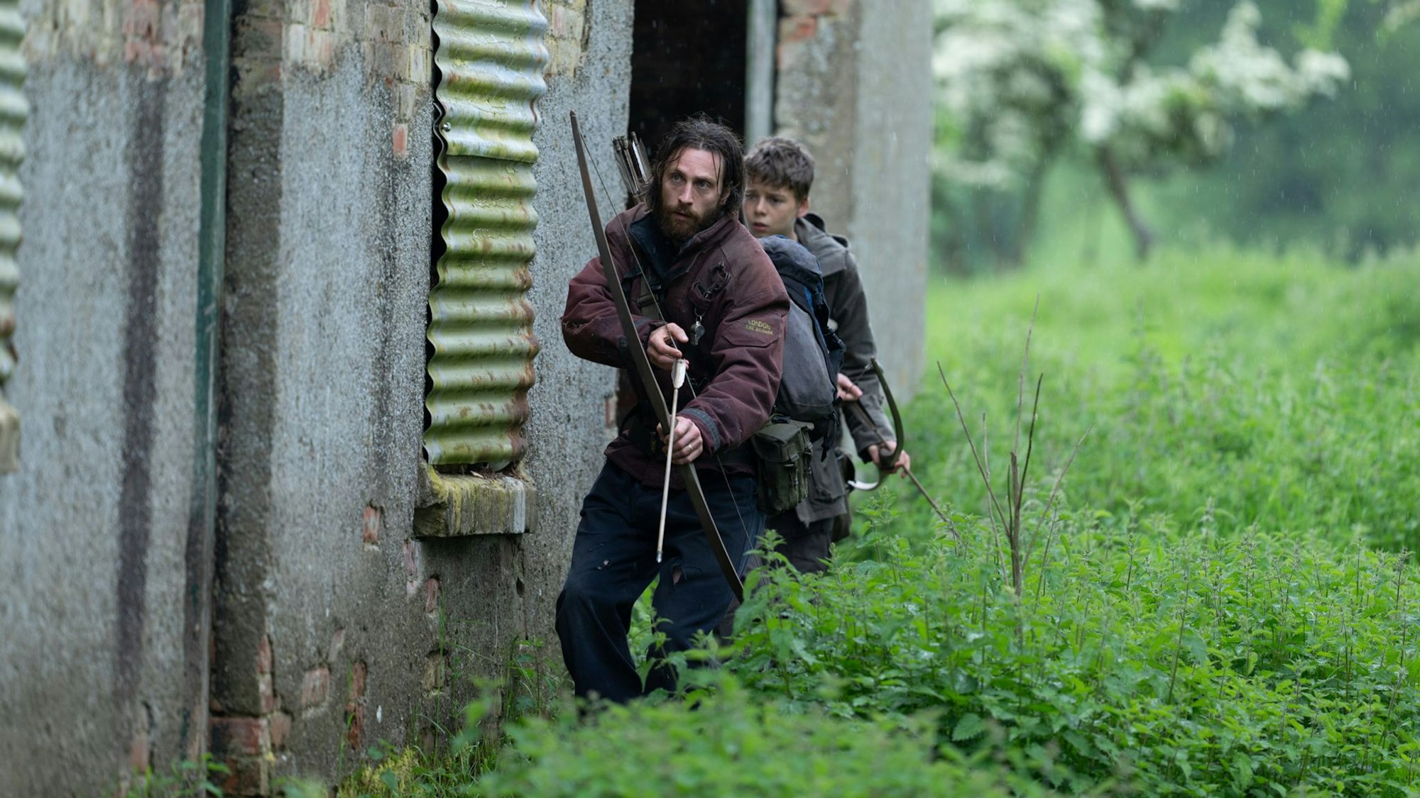 Jamie (Aaron Taylor-Johnson) erkundet mit seinem Sohn Spike (Alfie Williams) das Festland, wo es vor Infizierten wimmelt.