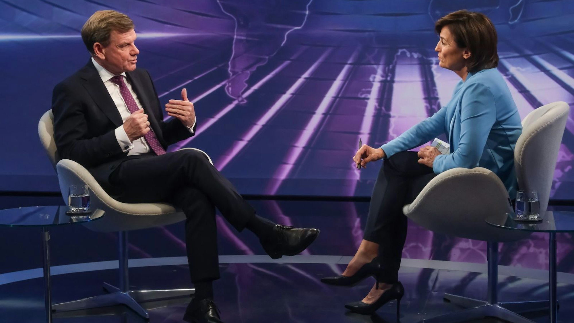 Deutschland stehe an der Seite Israels, erklärt Johannes Wadephul im Gespräch mit Sandra Maischberger. (Bild: WDR/Oliver Ziebe)