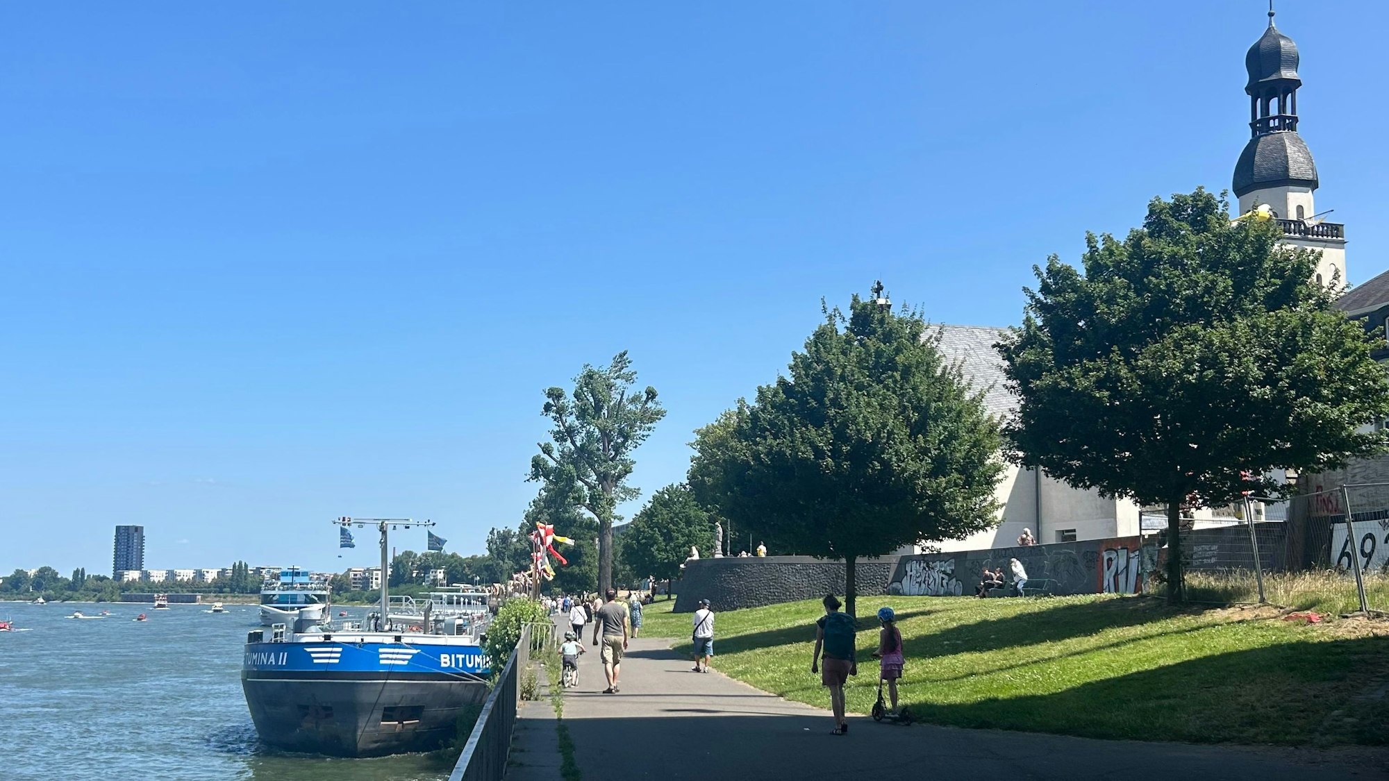 Am Mülheimer Ufer in Köln fand eine Schiffsprozession an Fronleichnam statt.
