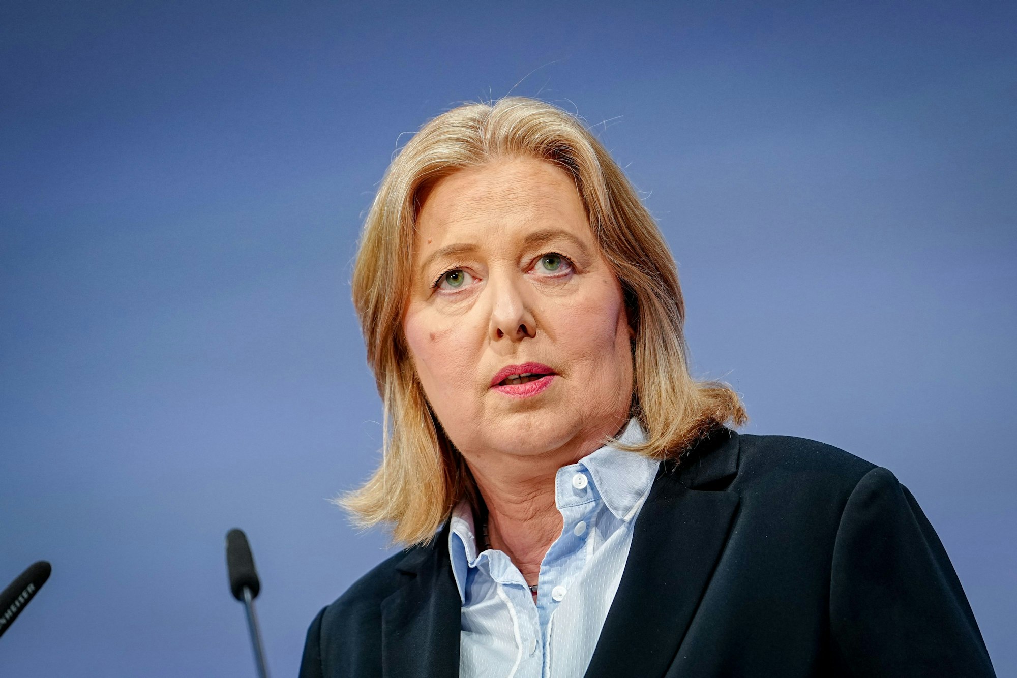 17.06.2025, Berlin: Bärbel Bas (SPD), Bundesministerin für Arbeit und Soziales, spricht beim Tag der Jobcenter, der Fachtagung für Führungskräfte, sowie Beauftragte für Chancengleichheit im Bereich der Grundsicherung für Arbeitsuchende. Foto: Kay Nietfeld/dpa +++ dpa-Bildfunk +++