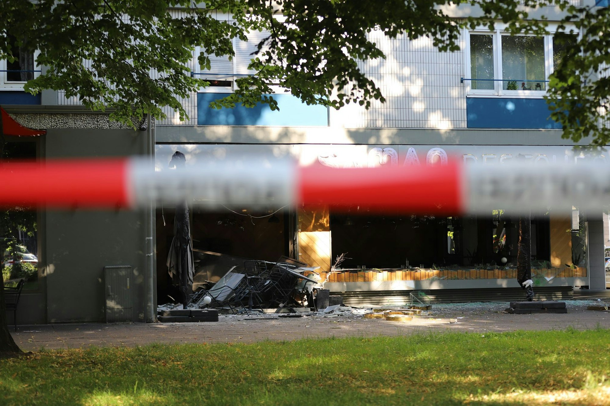 Eine Explosion vor einem Kölner Restaurant hat erhebliche Zerstörung angerichtet.