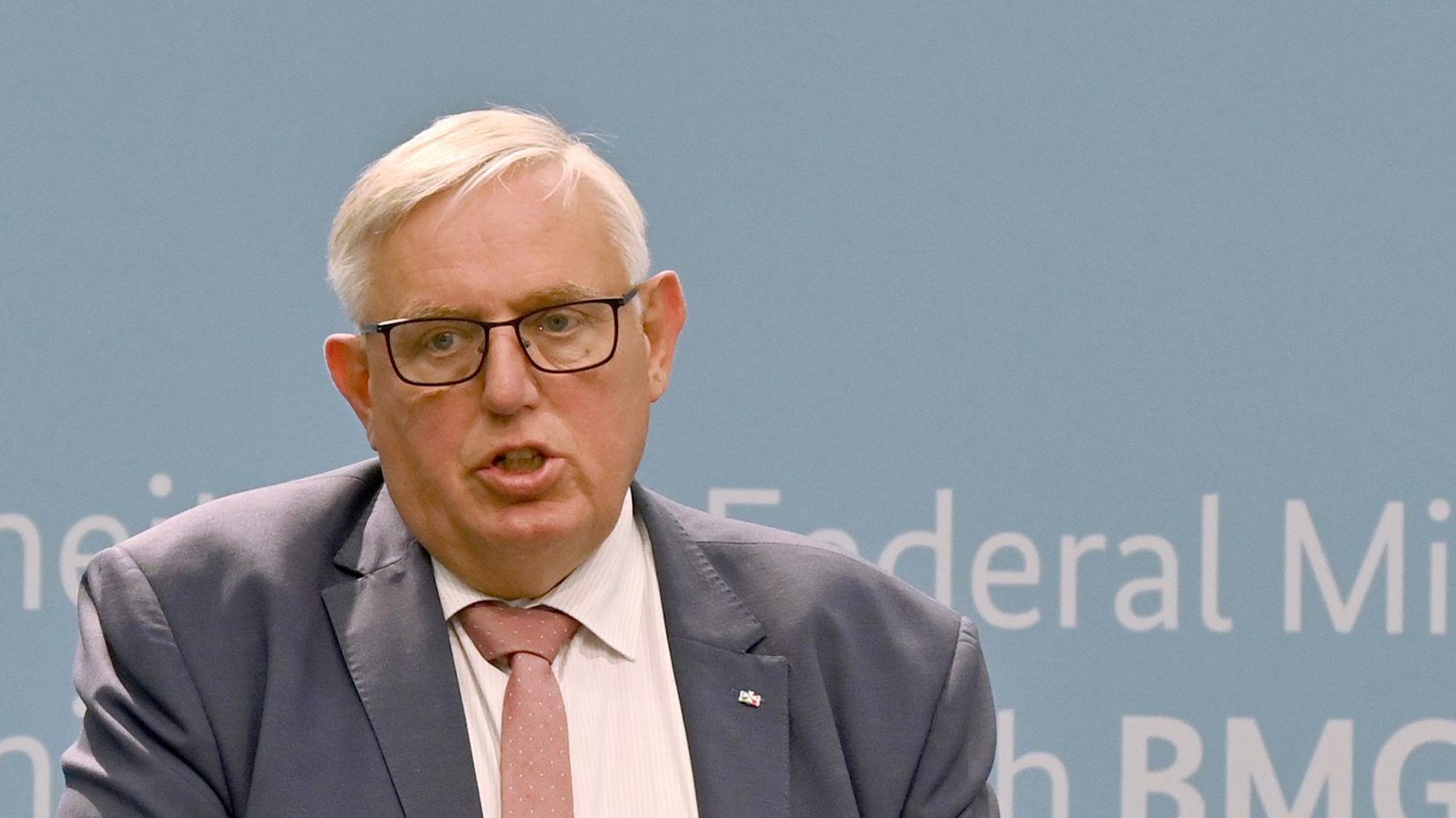 01.06.2023, Berlin: Karl-Josef Laumann (CDU), Gesundheitsminister von Nordrhein-Westfalen, spricht bei einer Pressekonferenz nach nächster Bund-Länder-Besprechung zur geplanten Krankenhausreform. Foto: Felix Müschen/dpa +++ dpa-Bildfunk +++