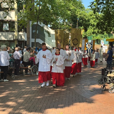 Das Bild zeigt Messdiener bei Fronleichnamsprozession.