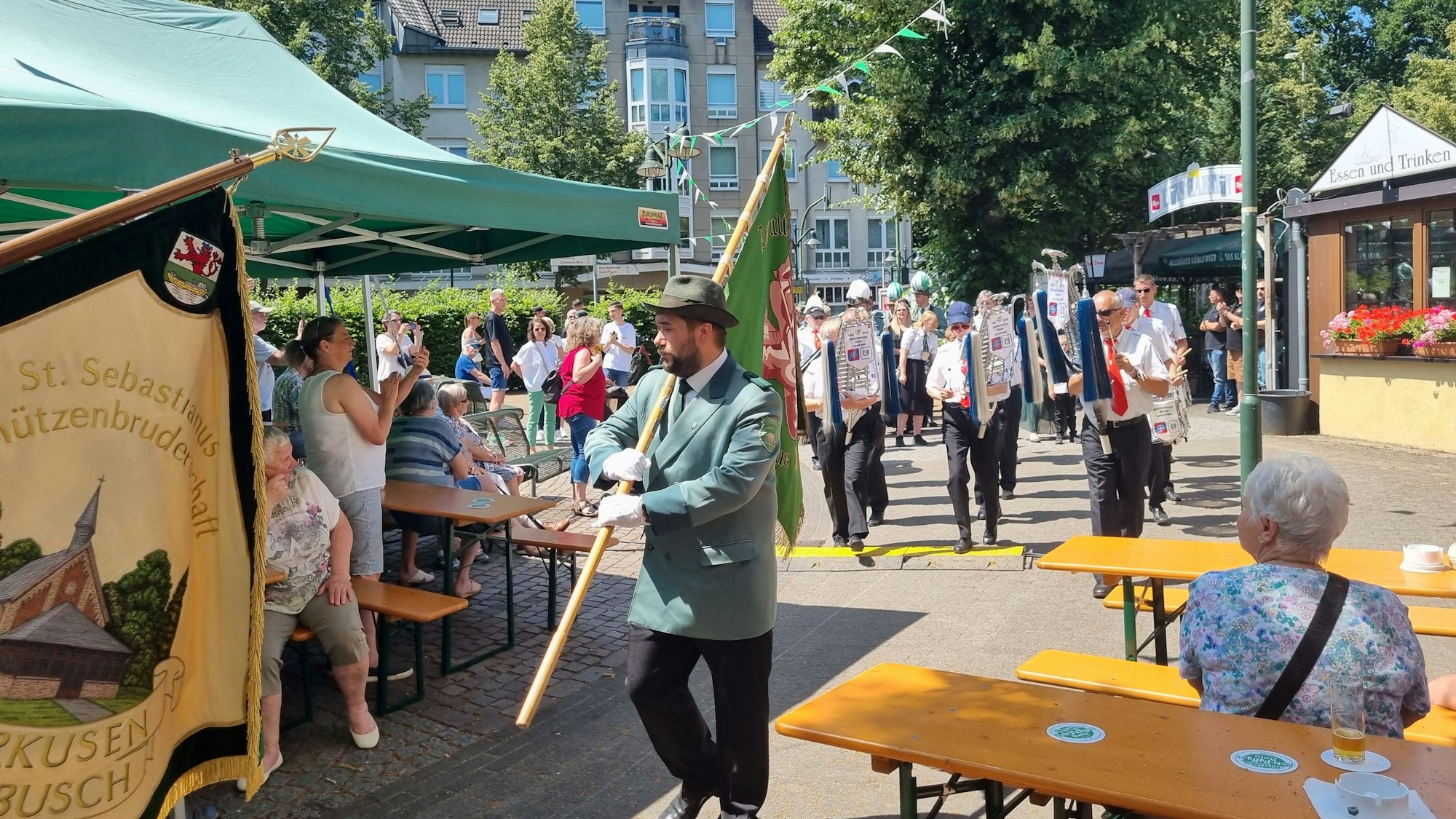 Auf dem Lindenplatz versammelte sich die Schlebuscher Schützenbruderschaft.