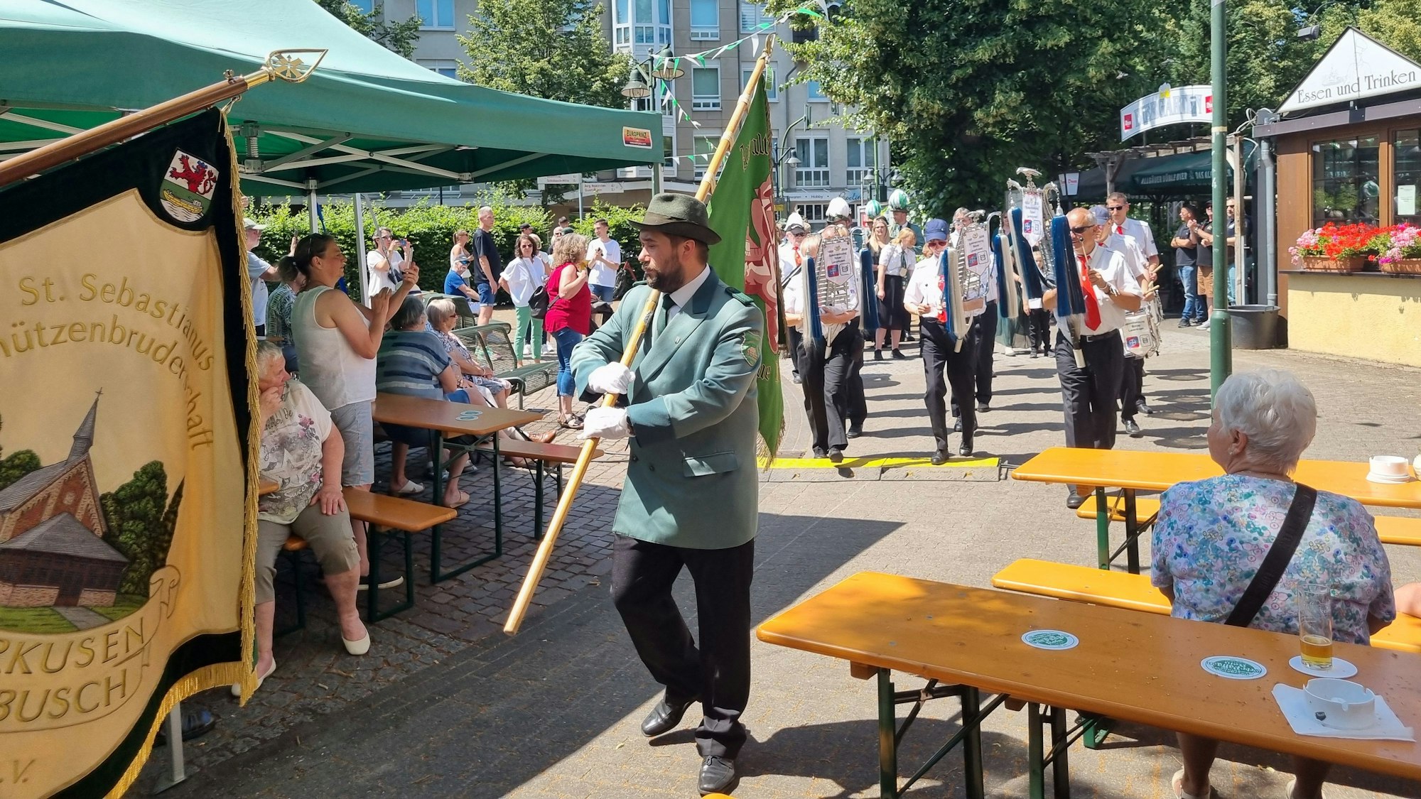 Die Schlebuscher Schützen ziehen durchs Dorf