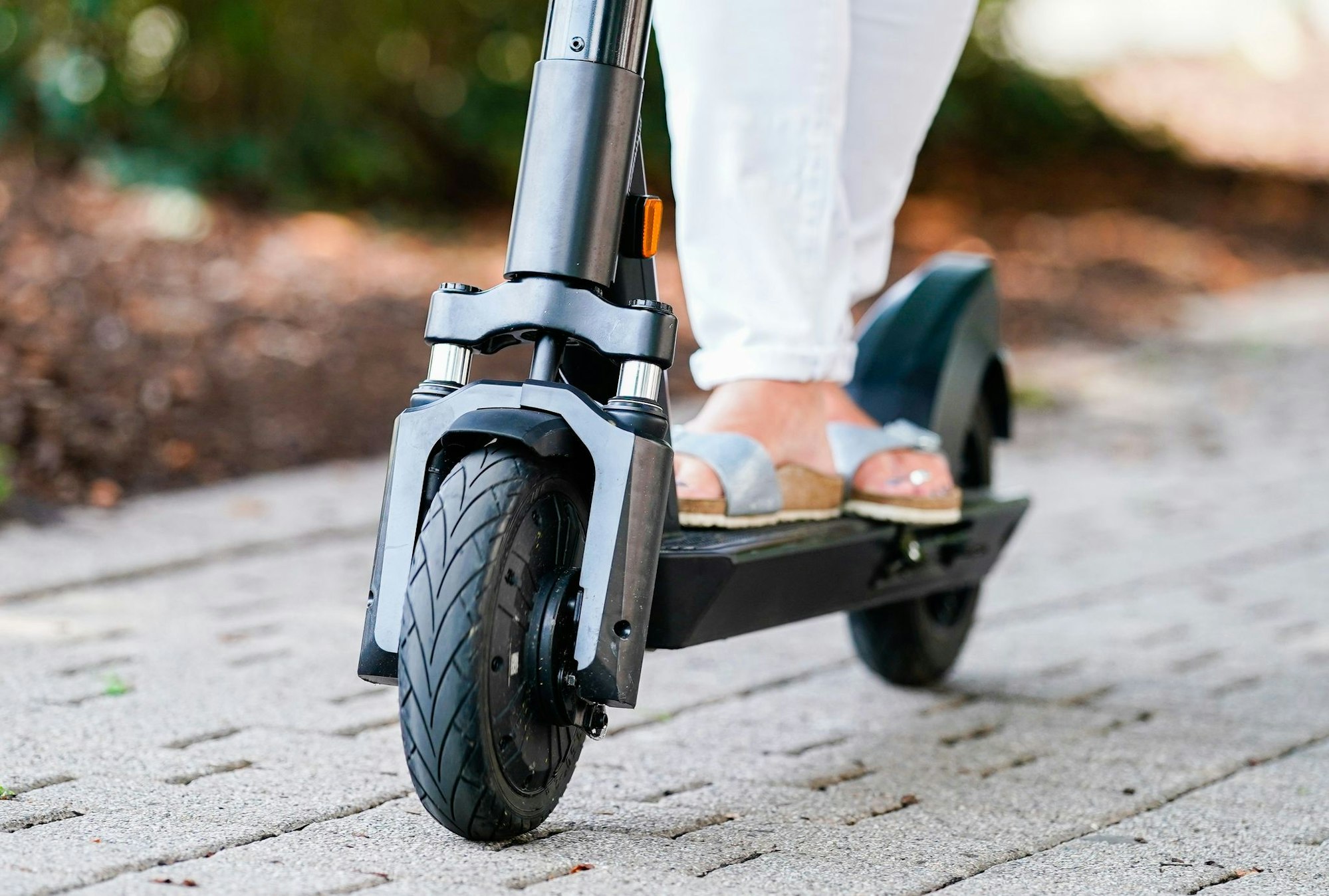 Aus ungeklärten Umständen starb eine Frau in Neuss, die wahrscheinlich mit einem E-Scooter unterwegs war. (Symbolbild)
