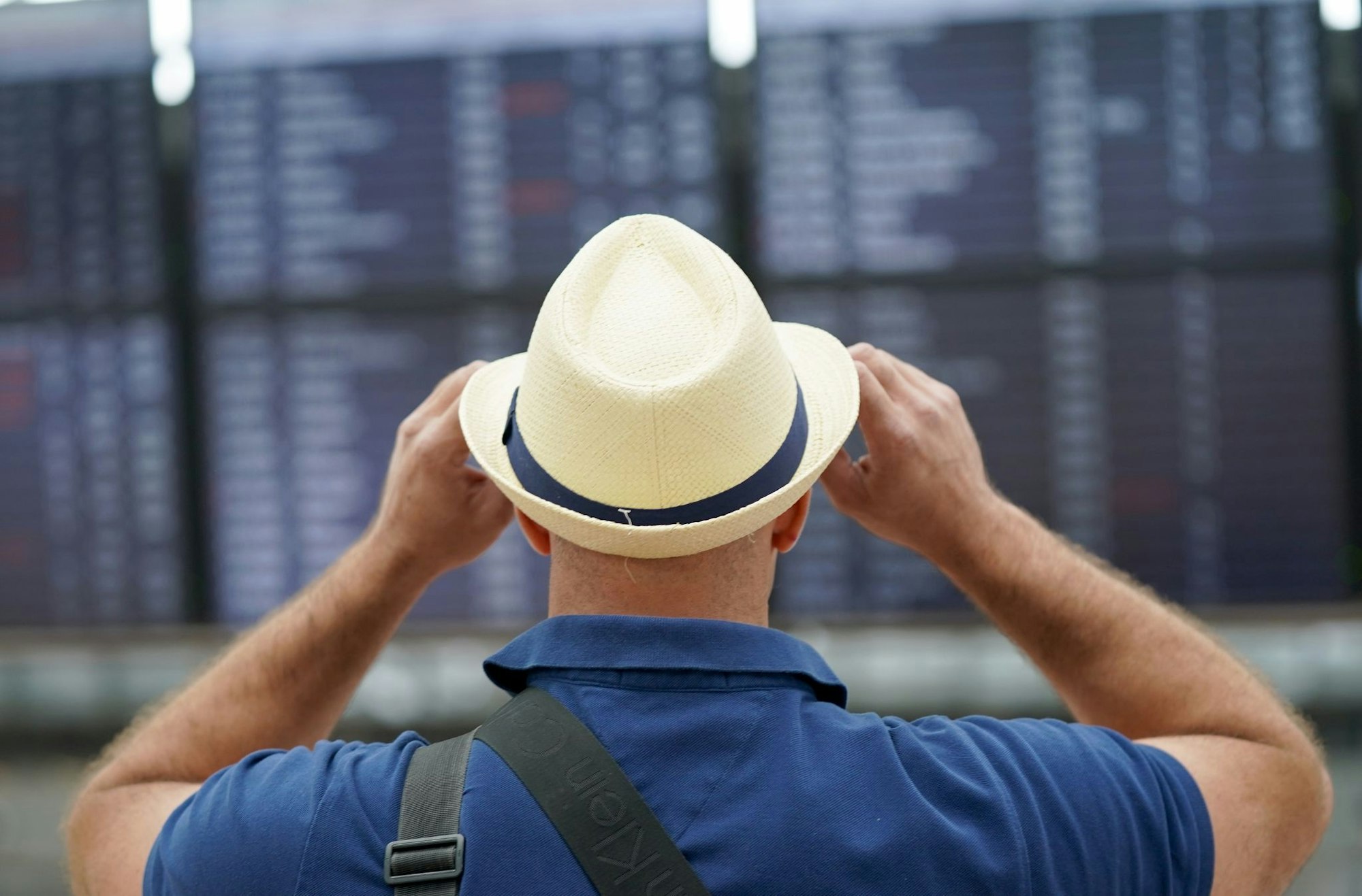 Wer ganz flexibel ist, kann an den Flughafen fahren und dort eine Reise buchen, die Stunden später losgeht. Veranstalter nennen das «Super-Last-Minute».