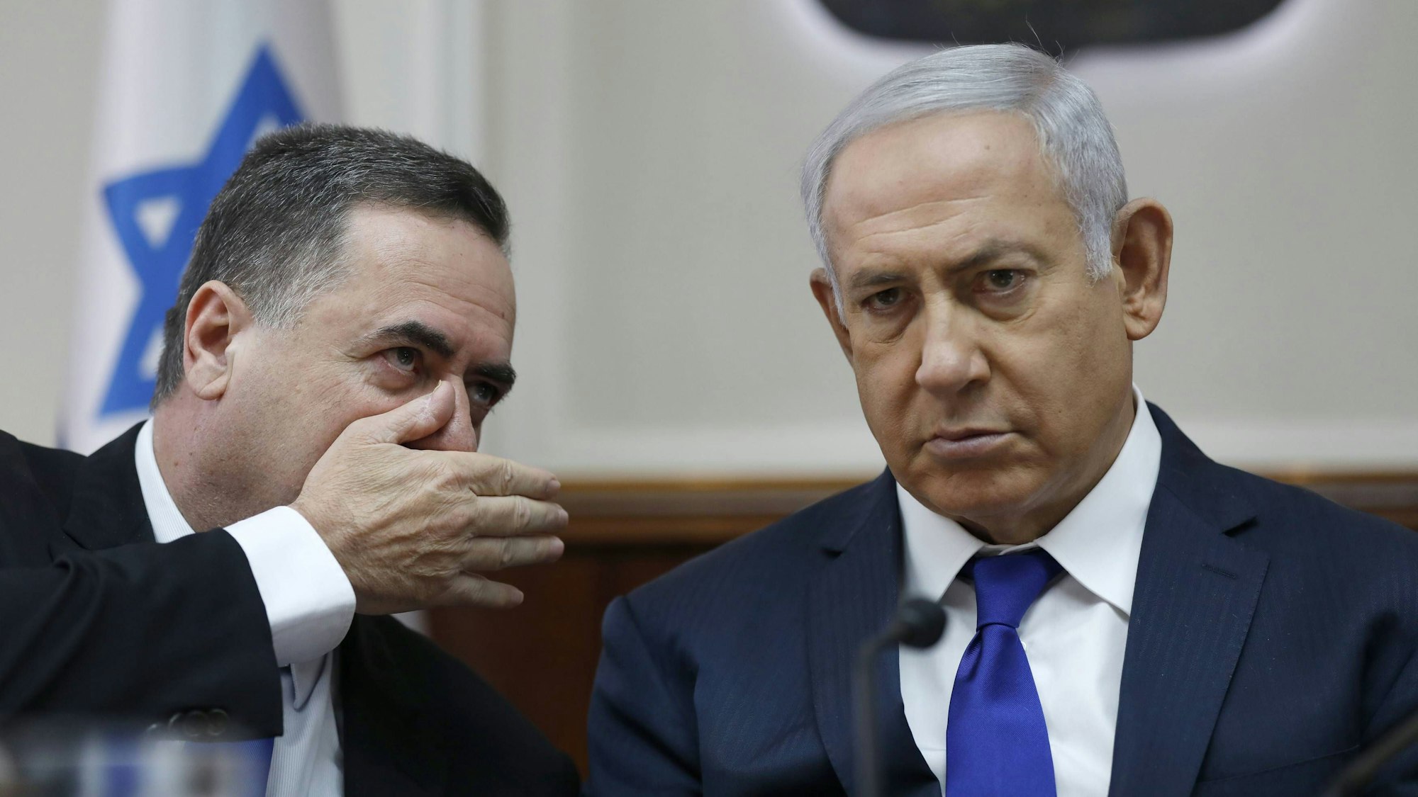 Der israelische Verteidigungsminister Israel Katz im Gespräch mit Premierminister Benjamin Netanjahu. (Archivbild)