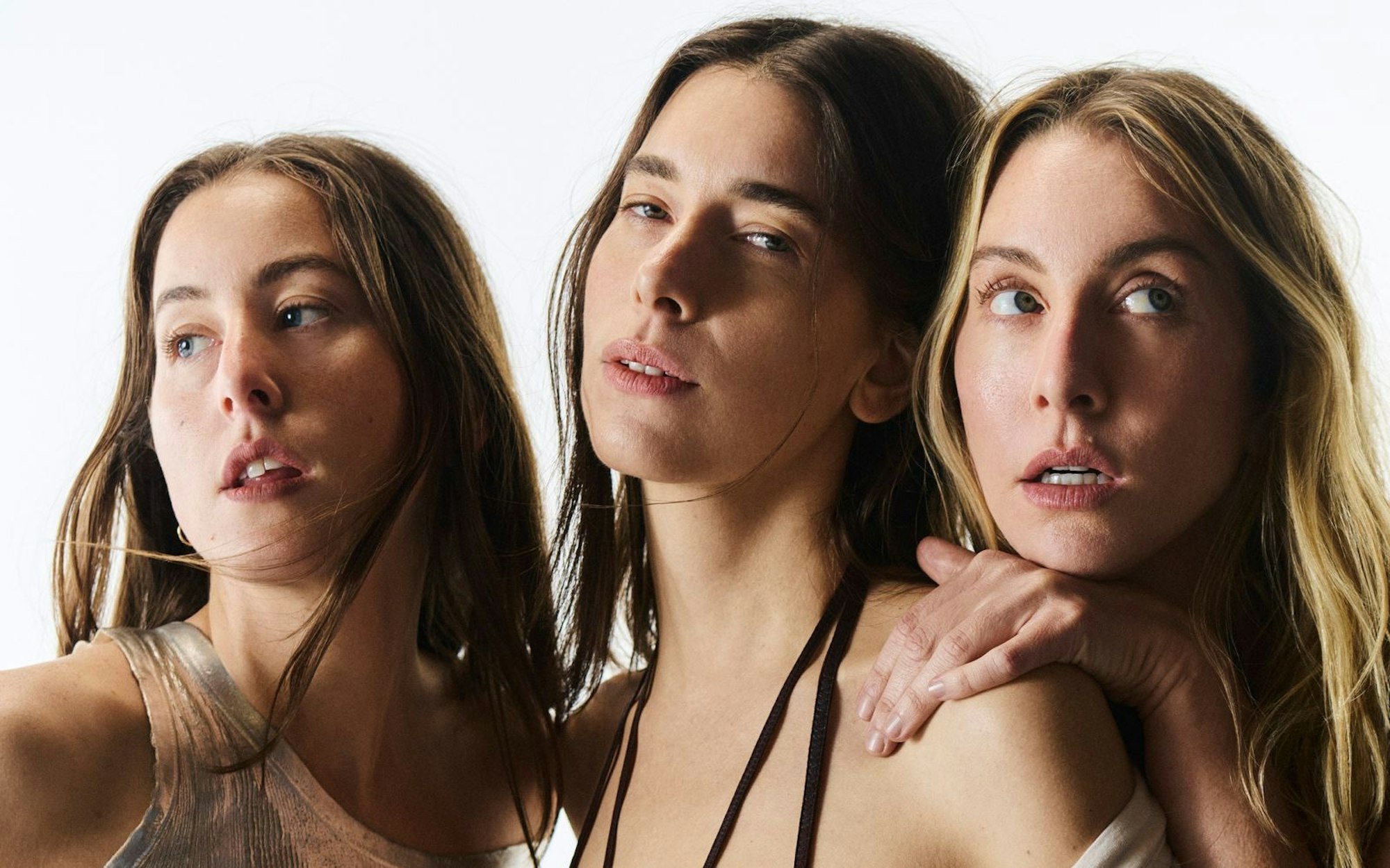 Die drei Schwestern Alana (links), Danielle (Mitte) und Este treten seit 2007 regelmäßig gemeinsam auf. Mit der 2020er-Platte „Women In Music Pt. III“ waren Haim für einen Grammy in der Kategorie „Album des Jahres“ nominiert. (Bild: Universal Music)
