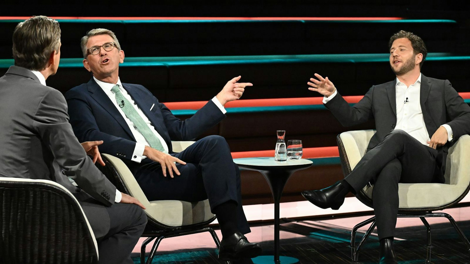 Der Kulturstaatsminister Wolfram Weimer (MItte) und Grünen-Chef Felix Banaszak (rechts) gerieten bei „Markus Lanz“ heftig aneinander. (Bild: ZDF / Cornelia Lehmann)