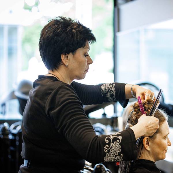 Valentyna Vysotska, Friseurin aus der Ukraine, steckt die Haare ihrer Kundin hoch, aufgenommen im Friseursalon Coiffeur Sivan in Berlin, 22.04.2024. Berlin Deutschland *** Valentyna Vysotska, hairdresser from Ukraine, puts up her customers hair, photographed in the hairdressing salon Coiffeur Sivan in Berlin, 22 04 2024 Berlin Germany Copyright: xJulianexSonntagxphotothek.dex