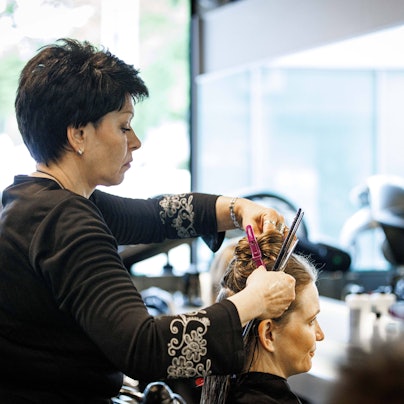 Valentyna Vysotska, Friseurin aus der Ukraine, steckt die Haare ihrer Kundin hoch, aufgenommen im Friseursalon Coiffeur Sivan in Berlin, 22.04.2024. Berlin Deutschland *** Valentyna Vysotska, hairdresser from Ukraine, puts up her customers hair, photographed in the hairdressing salon Coiffeur Sivan in Berlin, 22 04 2024 Berlin Germany Copyright: xJulianexSonntagxphotothek.dex