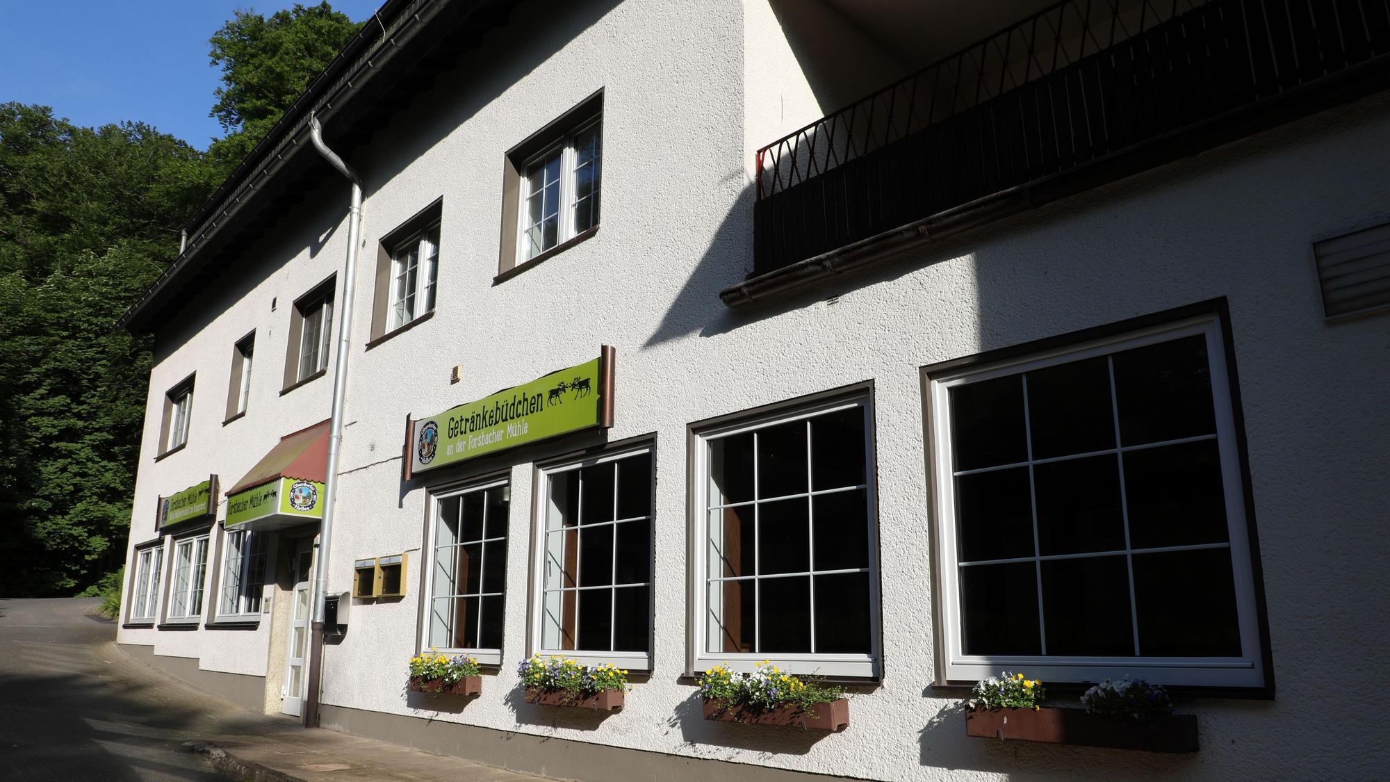 Ein verlassenes Lokal Forsbacher Mühle steht in der Nachmittagssonne im Wald bei Rösrath-Forsbach.
