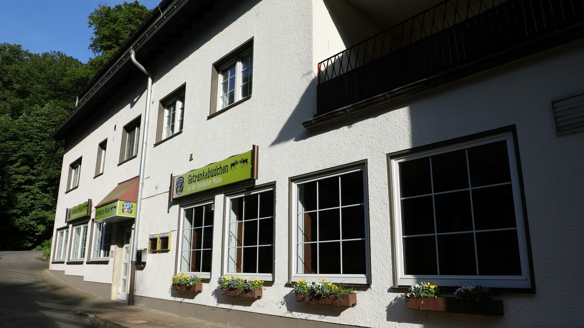 Ein verlassenes Lokal Forsbacher Mühle steht in der Nachmittagssonne im Wald bei Rösrath-Forsbach.