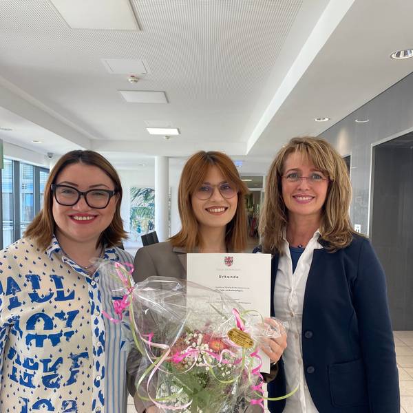 Remigius-Krankehaus Opladen: Auf dem Foto zu sehen sind (v.l.n.r.) Zarina Kolb, Integrationsbeauftragte, Sajra Mujagic Cejvanovic und Grazyna Waloszczyk, stellvertretende Pflegedirektorin.