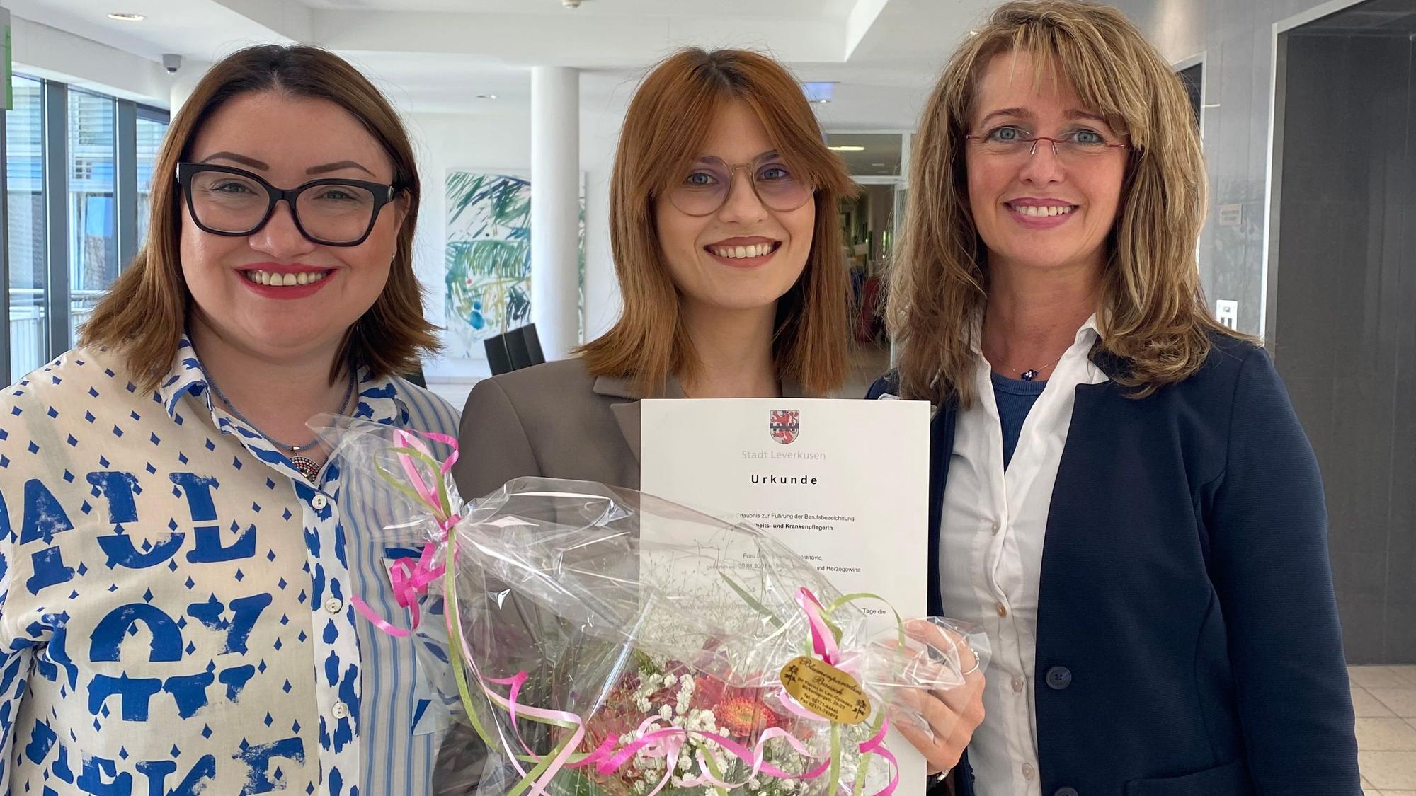 Remigius-Krankehaus Opladen: Auf dem Foto zu sehen sind (v.l.n.r.) Zarina Kolb, Integrationsbeauftragte, Sajra Mujagic Cejvanovic und Grazyna Waloszczyk, stellvertretende Pflegedirektorin.