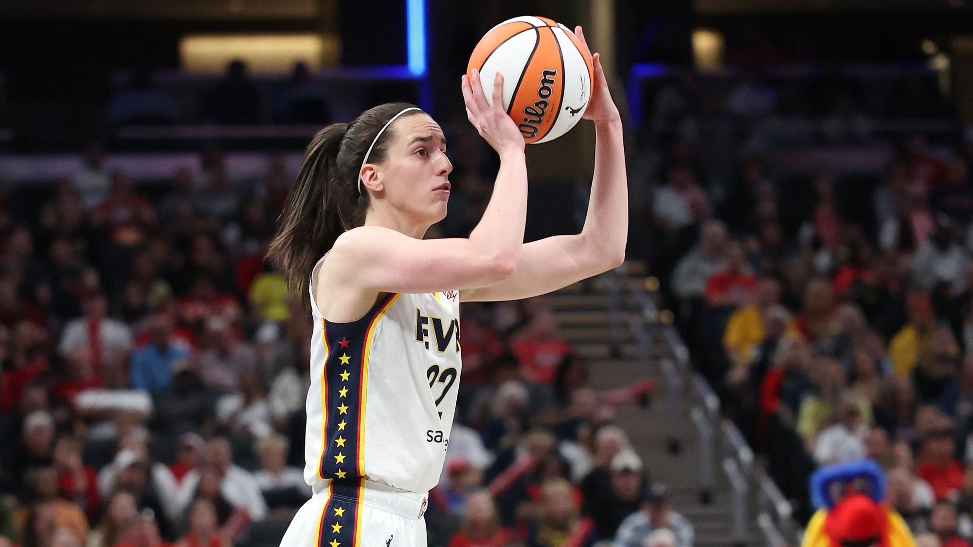Caitlin Clark setzt zum Wurf an.