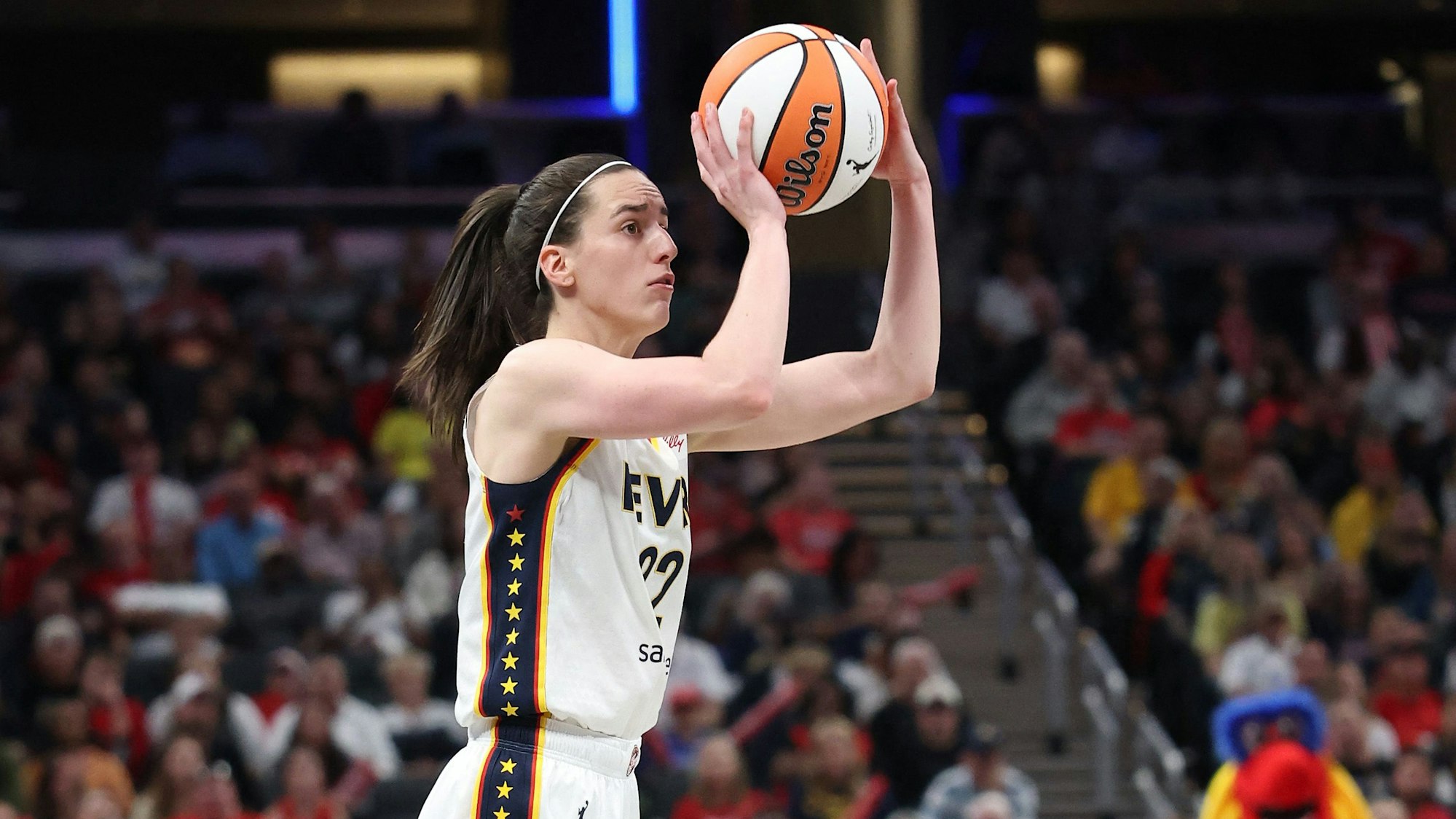 Caitlin Clark setzt zum Wurf an.