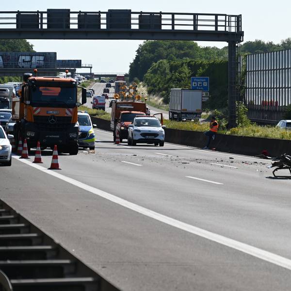 Das Bild zeigt eine Unfallstelle auf der Autobahn 4 bei Kerpen