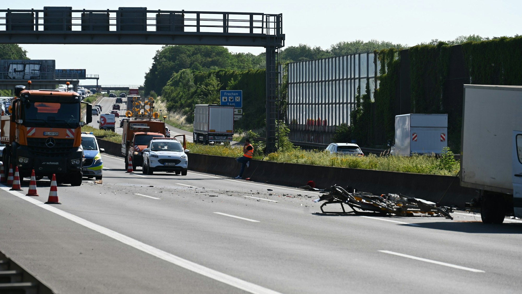 Das Bild zeigt eine Unfallstelle auf der Autobahn 4 bei Kerpen
