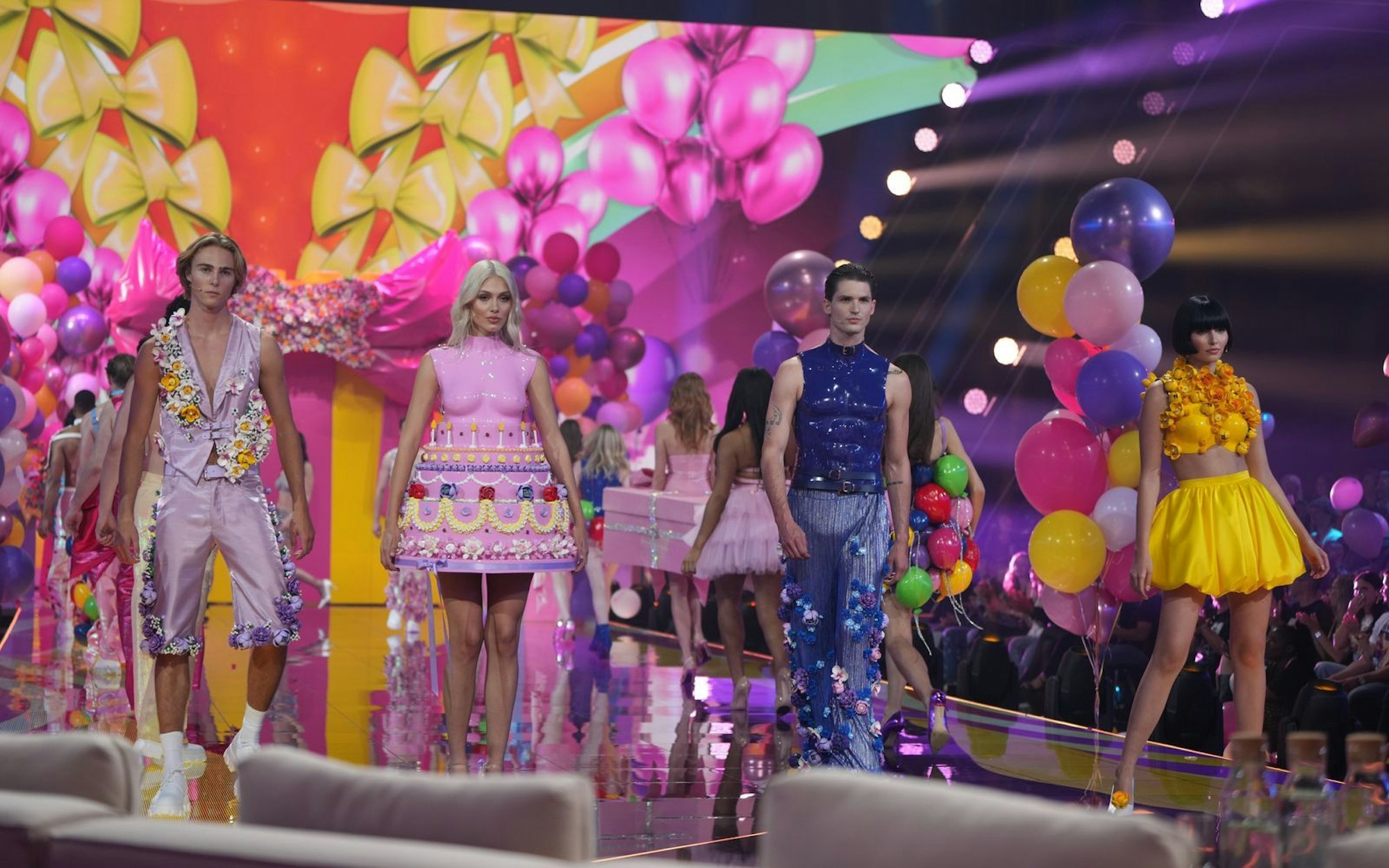 Happy-Birthday-Catwalk, vorne die Top 4 (von links): Moritz, Daniela, Pierre und Magdalena. (Bild: ProSieben/Daniel Graf )