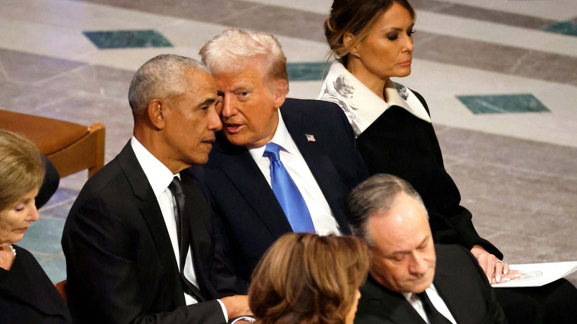 Im Rahmen der Trauerfeier für Jimmy Carter zeigten sich Barack Obama und Donald Trump, hier neben seiner Frau Melania, versöhnlich. (Archivbild)