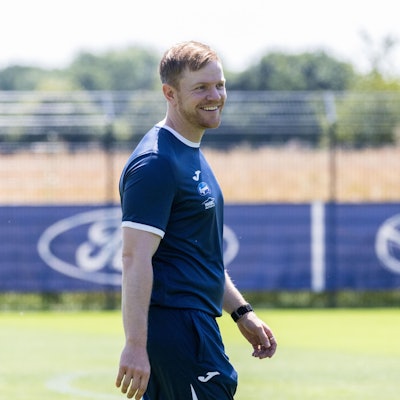 Marian Wilhelm, Viktoria Kölns neuer Trainer, beim Trainingsauftakt in Brück