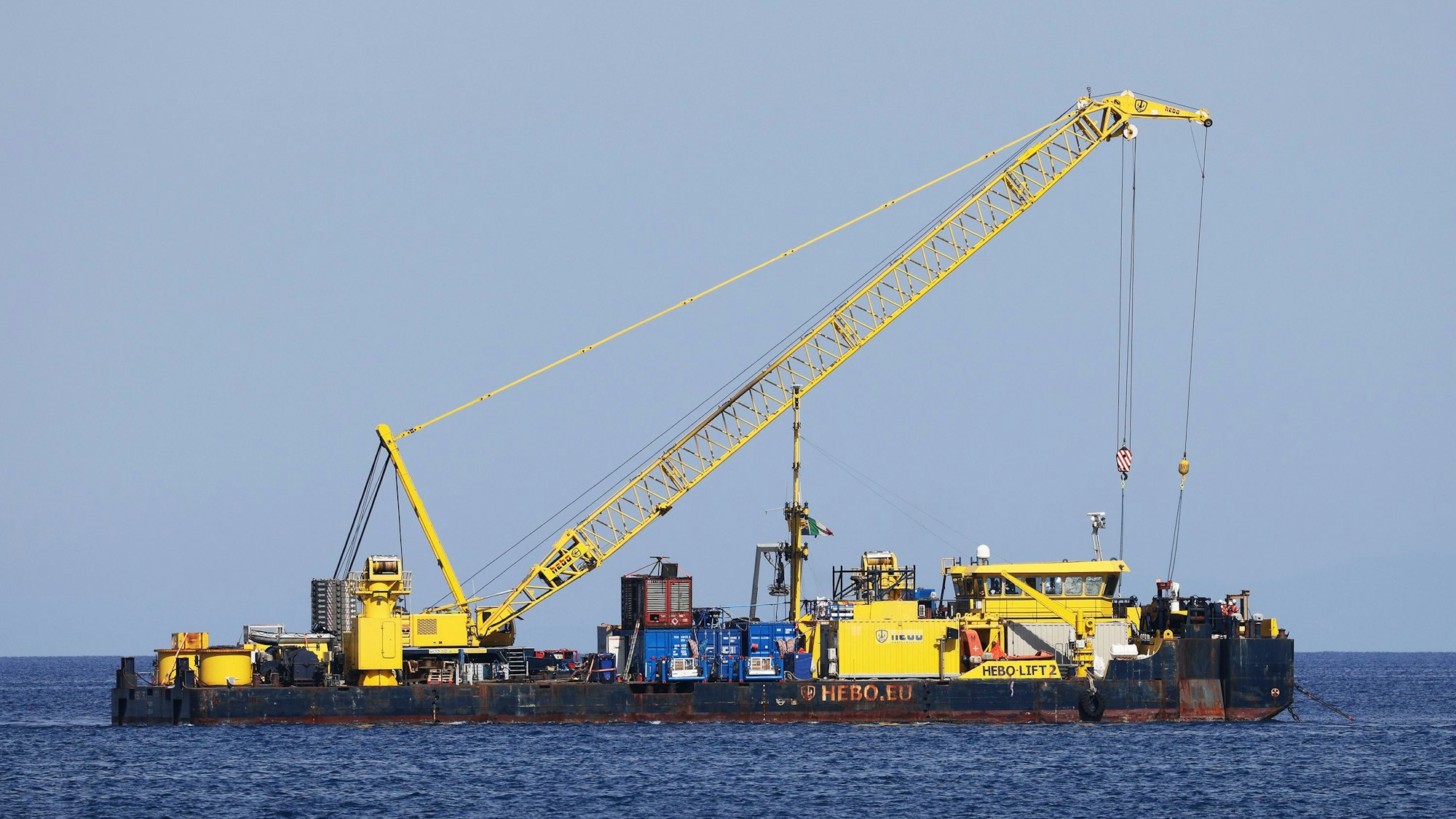 Der Lastkahn Hebo Lift 2 ist am Ort des Schiffbruchs der Superyacht „Bayesian“ vor der Insel Sizilien im Einsatz.
