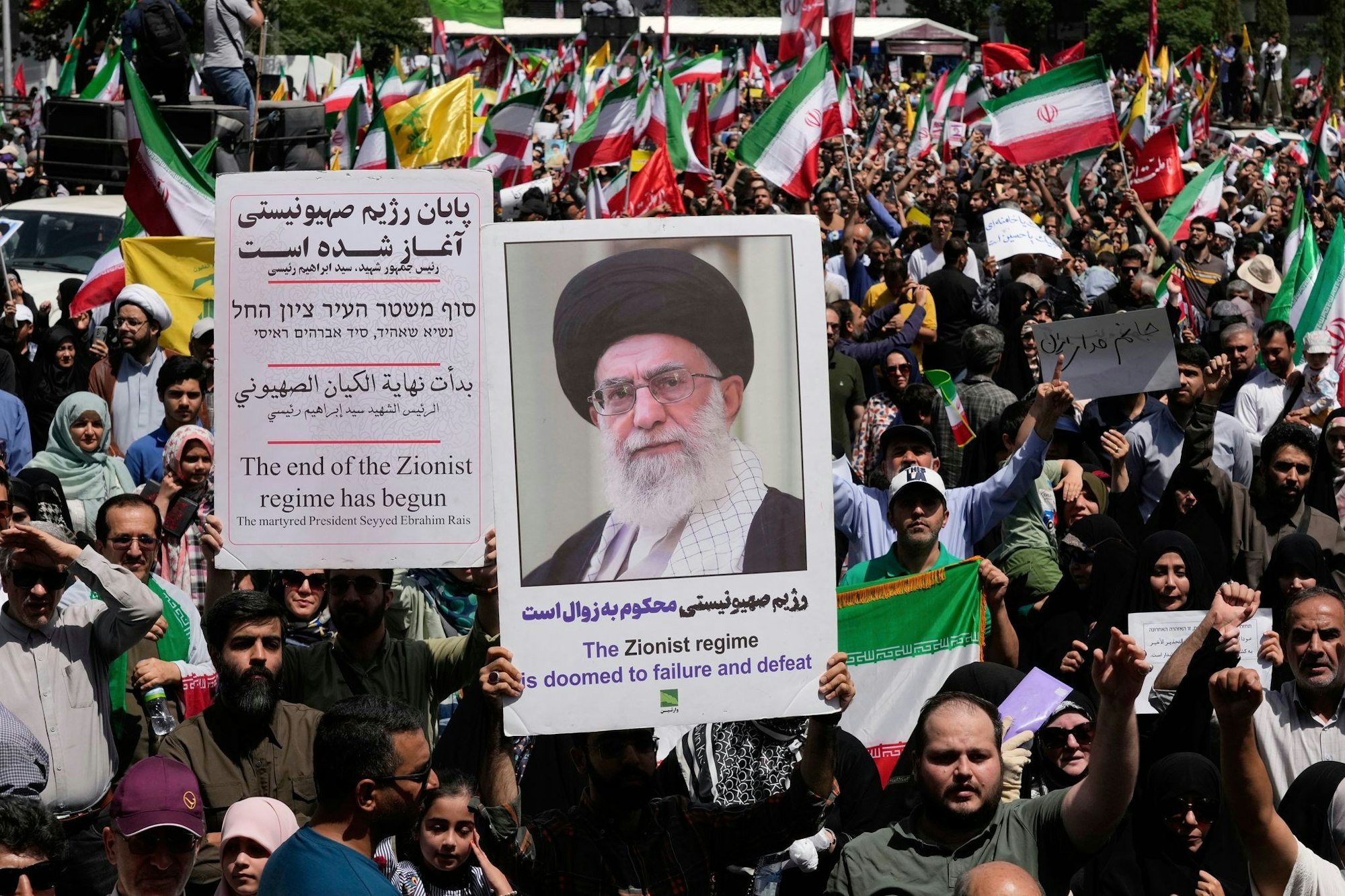 In Teheran wird gegen die israelischen Angriffe protestiert.