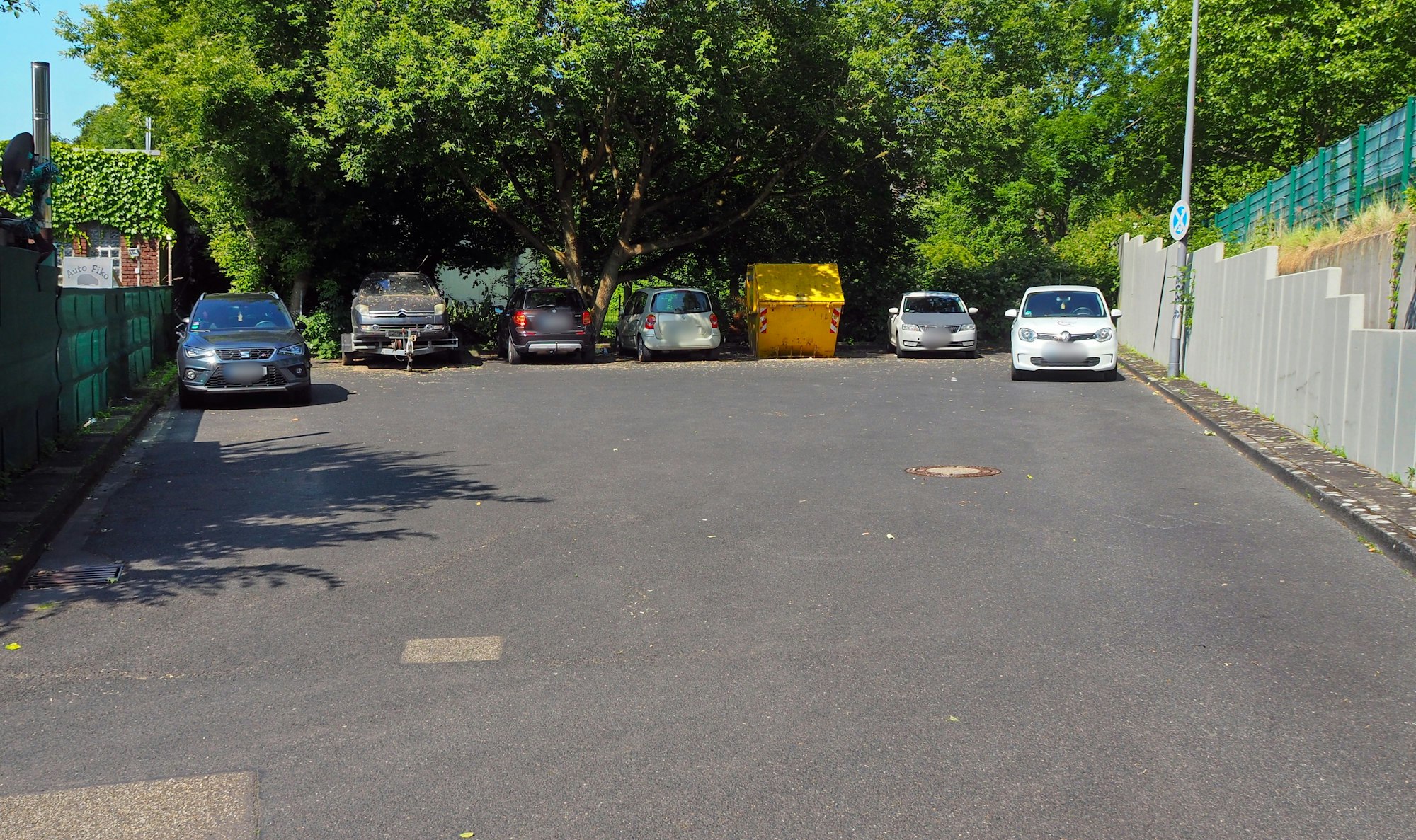 m großen Wendehammer am Ende der Raderthaler Straße darf außerhallb des halteververbotes geparkt werden.