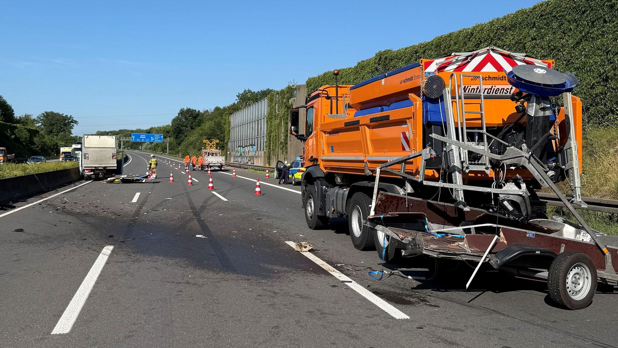 Das Bild zeigt ein beschädigtes Baustellenfahrzeug der Straßenmeisterei
