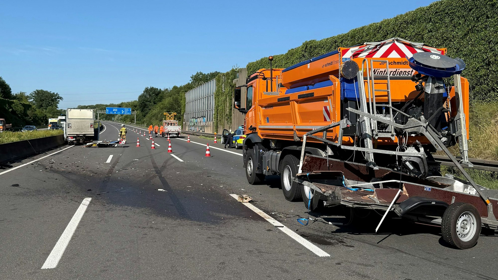 Das Bild zeigt ein beschädigtes Baustellenfahrzeug der Straßenmeisterei