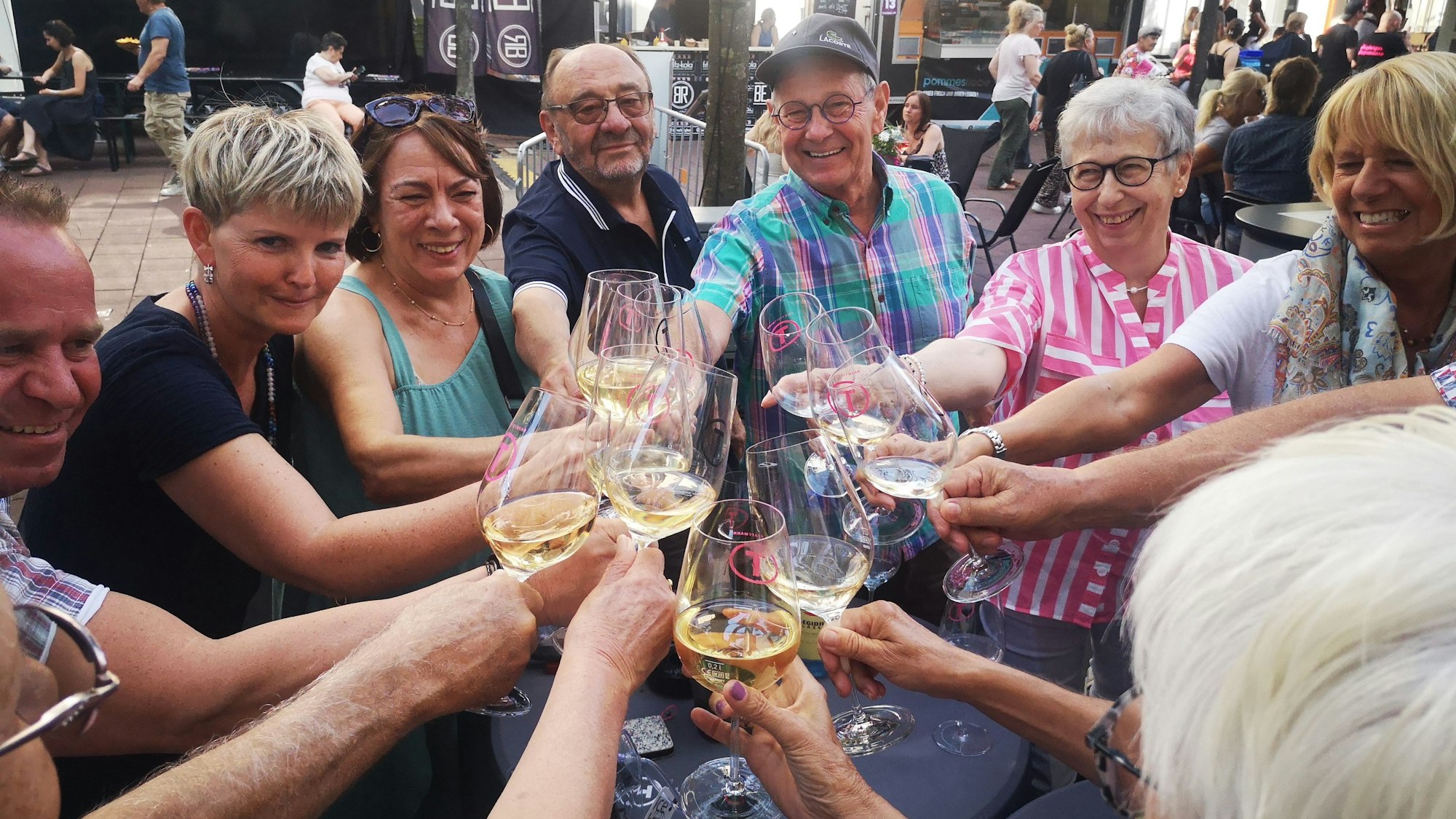 Weinfest Siegburg: Freunde und Bekannte vom Sportclub Aggua in Troisdorf kommen regelmäßig zusammen zum Weinfest in die Kreisstadt.