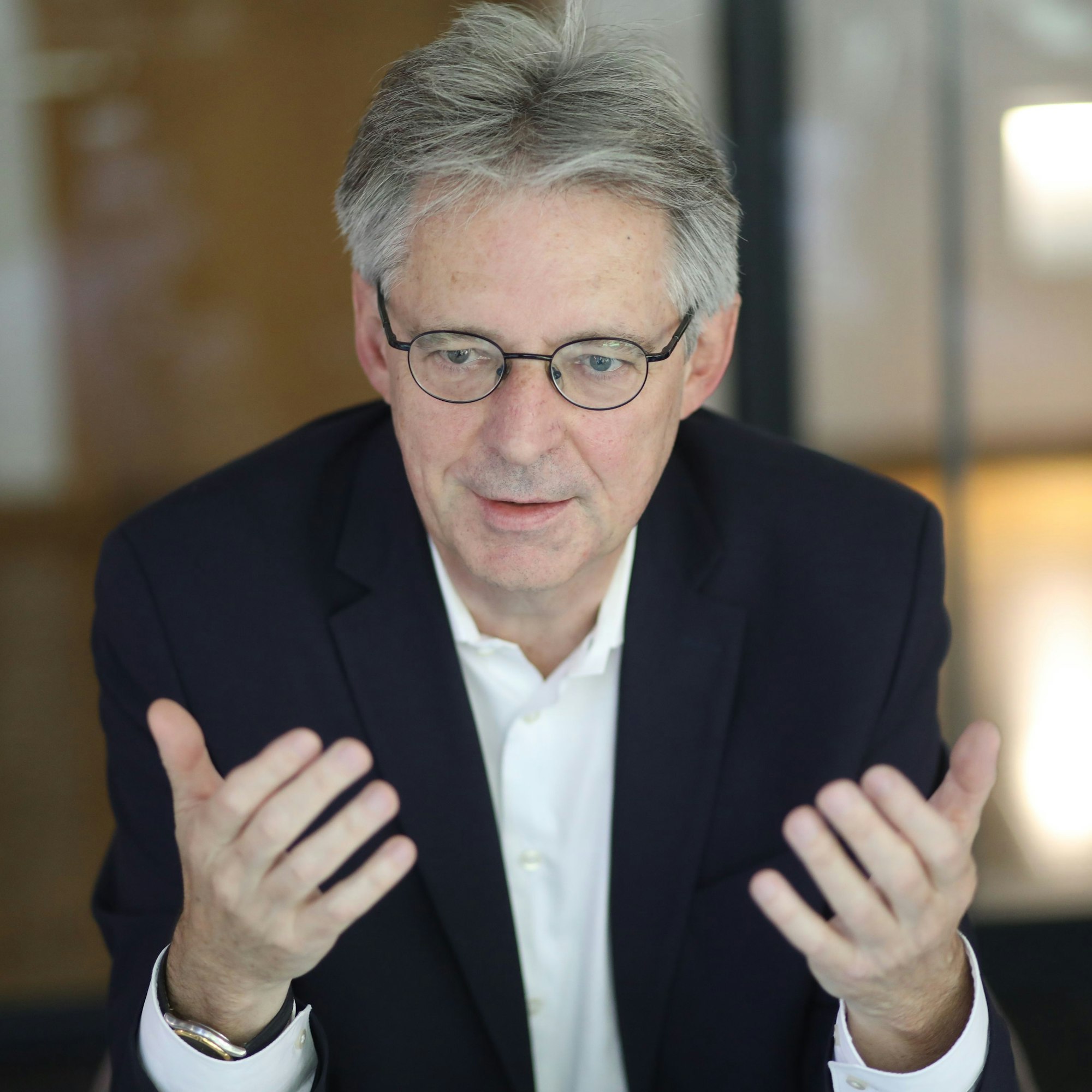 Achim Post gestikulierend im Gespräch