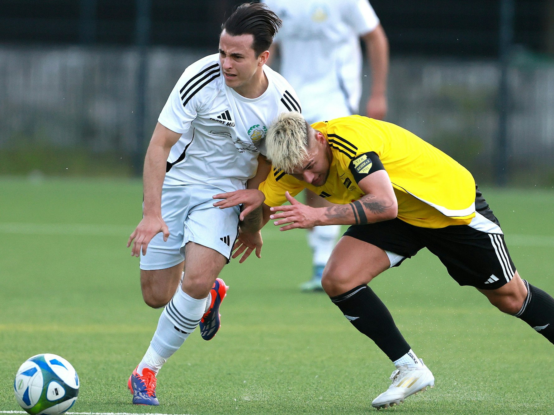 Das Foto zeigt einen Fußballer von Glesch-Paffendorf im Zweikampf mit einem Spieler des Gegners vom VfR Bachem.