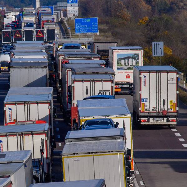 Lastwagen stehen vor einer Vollsperrung im Stau (Symbolfoto).