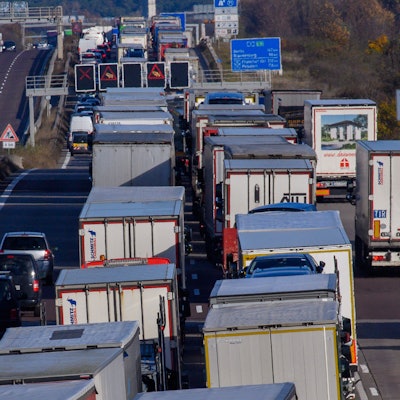 Lastwagen stehen vor einer Vollsperrung im Stau (Symbolfoto).