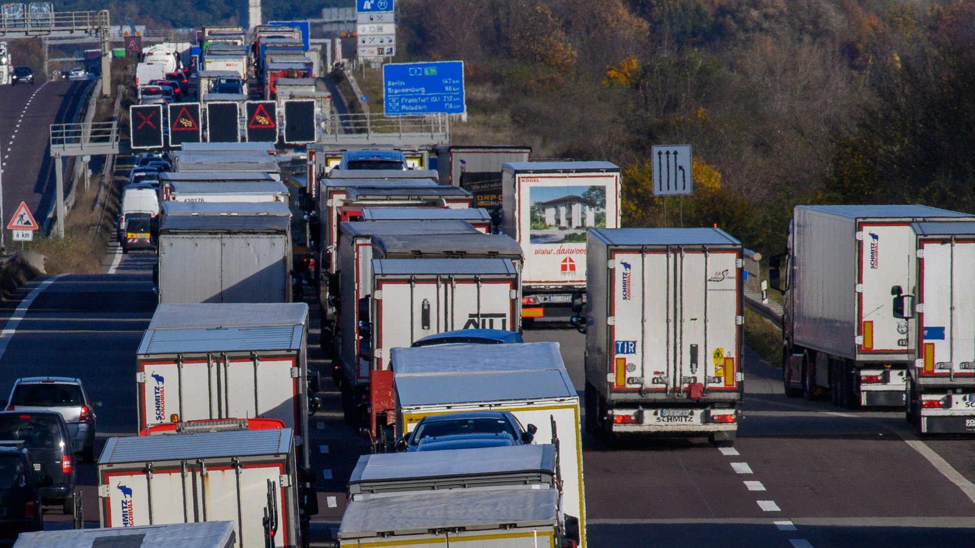 Lastwagen stehen vor einer Vollsperrung im Stau (Symbolfoto).