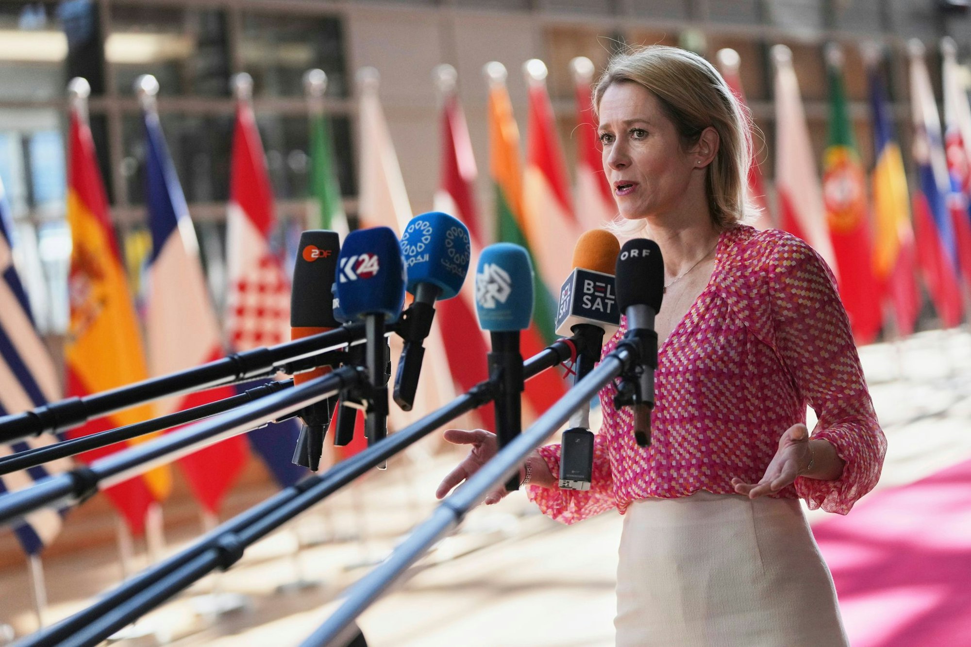 Dass Israel zuletzt wieder Hilfsgüter in den Gazastreifen ließ, sei nur ein Tropfen auf dem heißen Stein, sagte die EU-Chefdiplomatin Kaja Kallas zuletzt in Brüssel.
